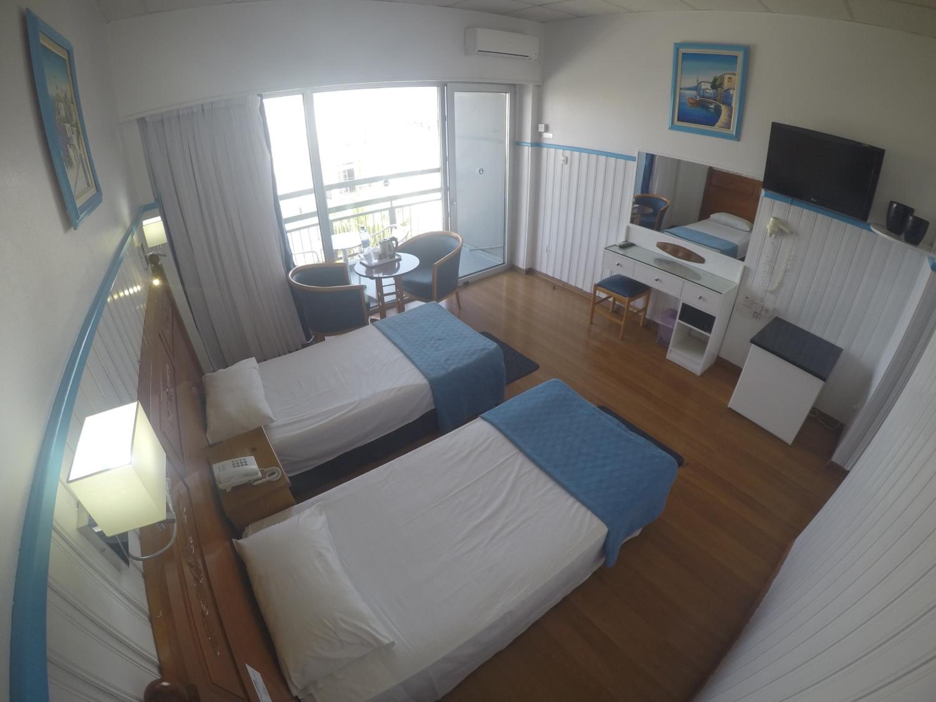 Twin Room with Balcony - Photo 6