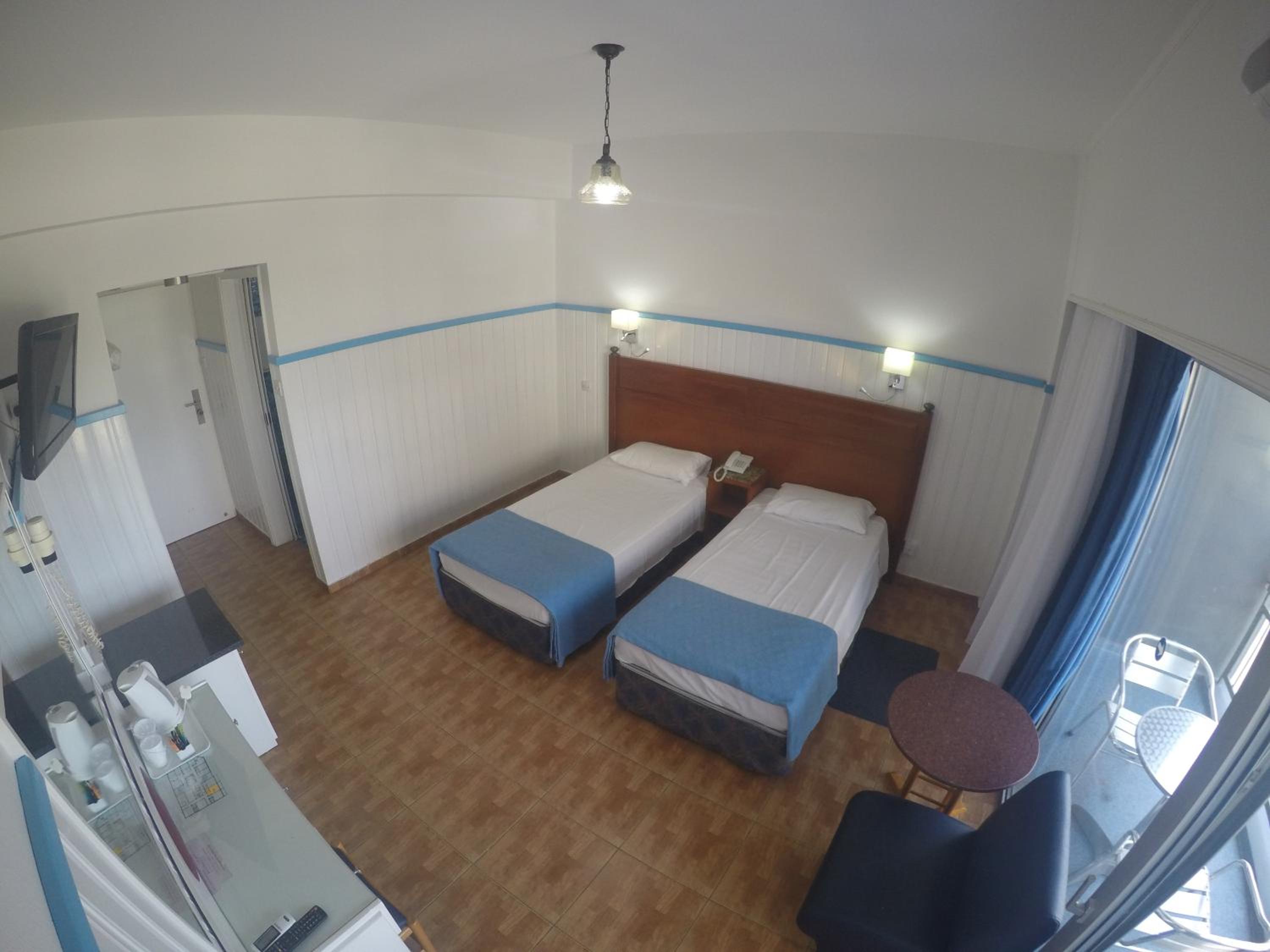 Twin Room with Balcony - Photo 2