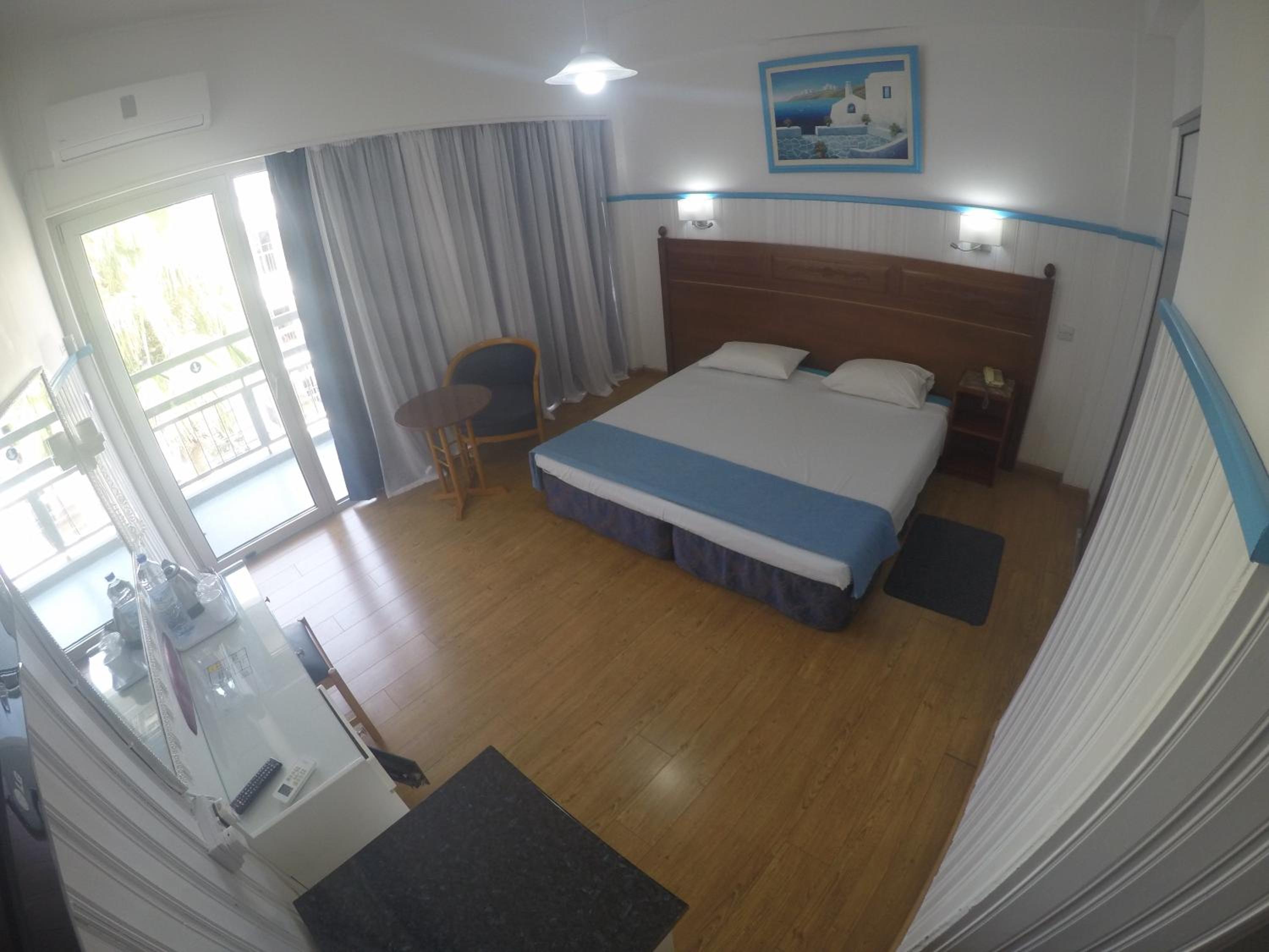 Double Room with Balcony - Photo 5