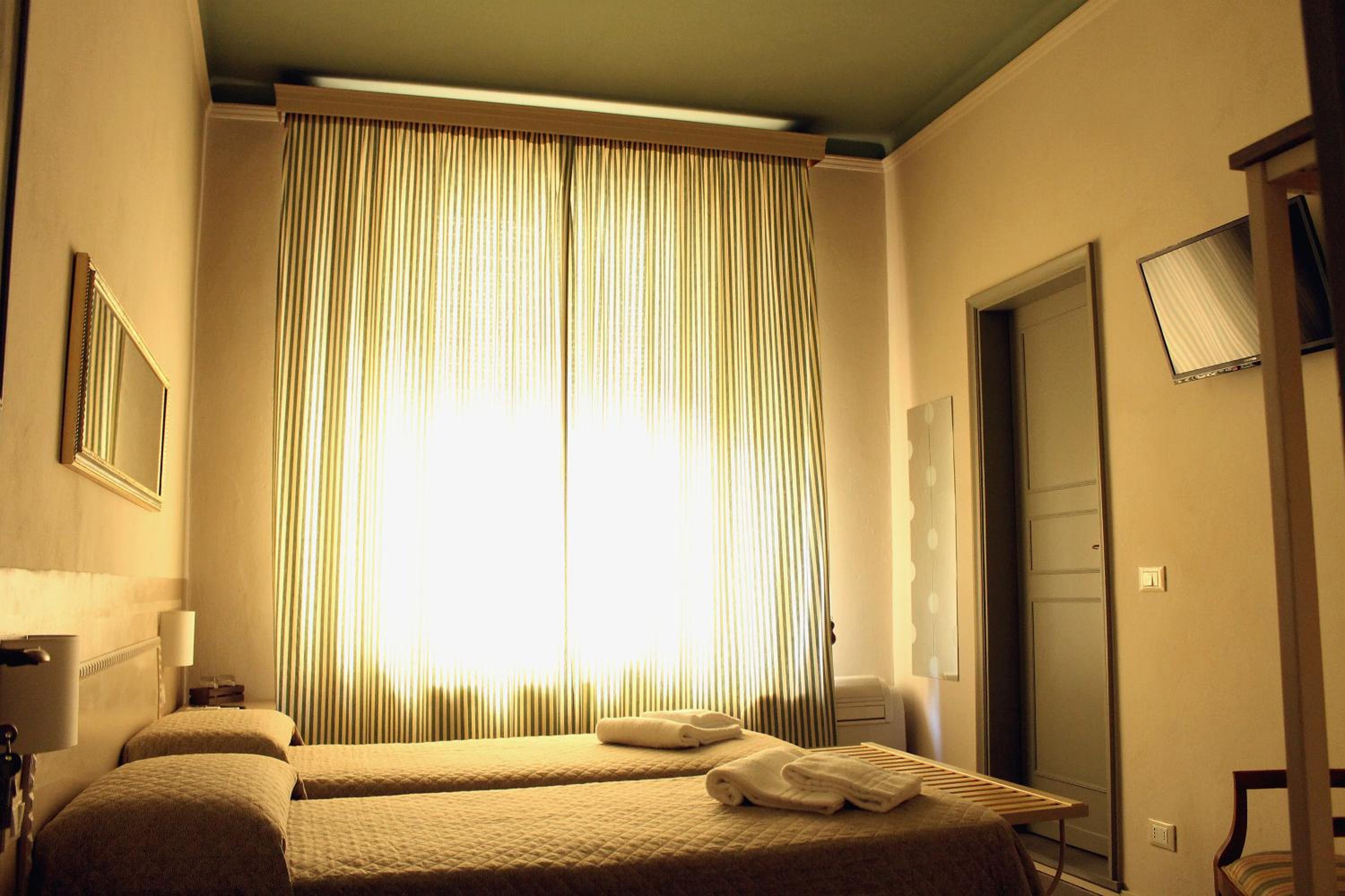 Twin Room with Private Bathroom - Photo 1
