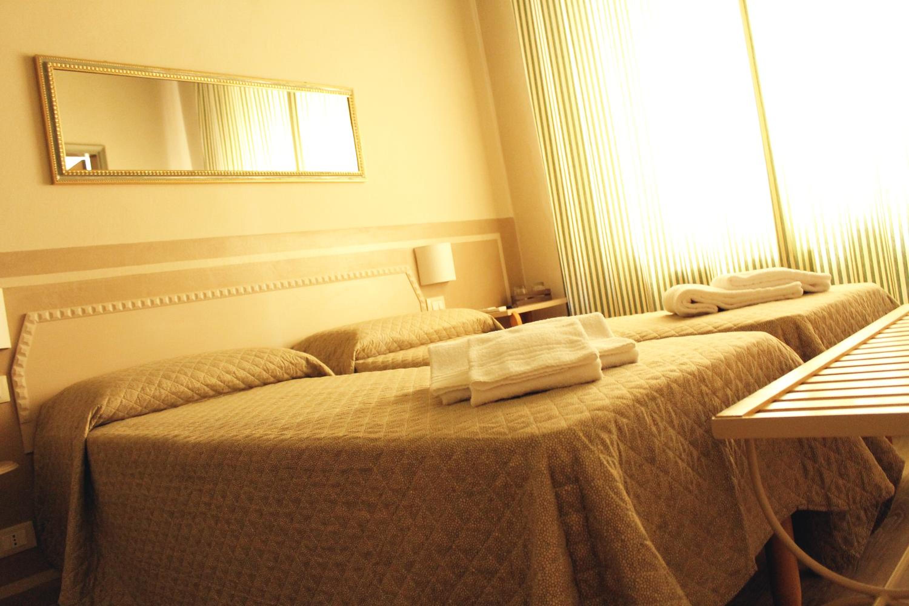 Twin Room with Private Bathroom - Photo 4