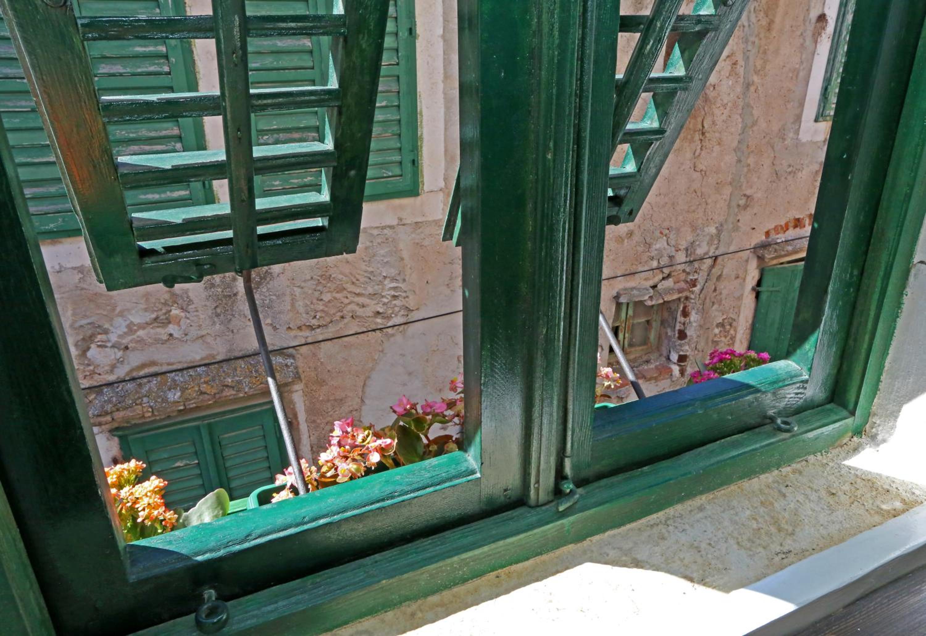 Apartment with Balcony and Sea View - Photo 39