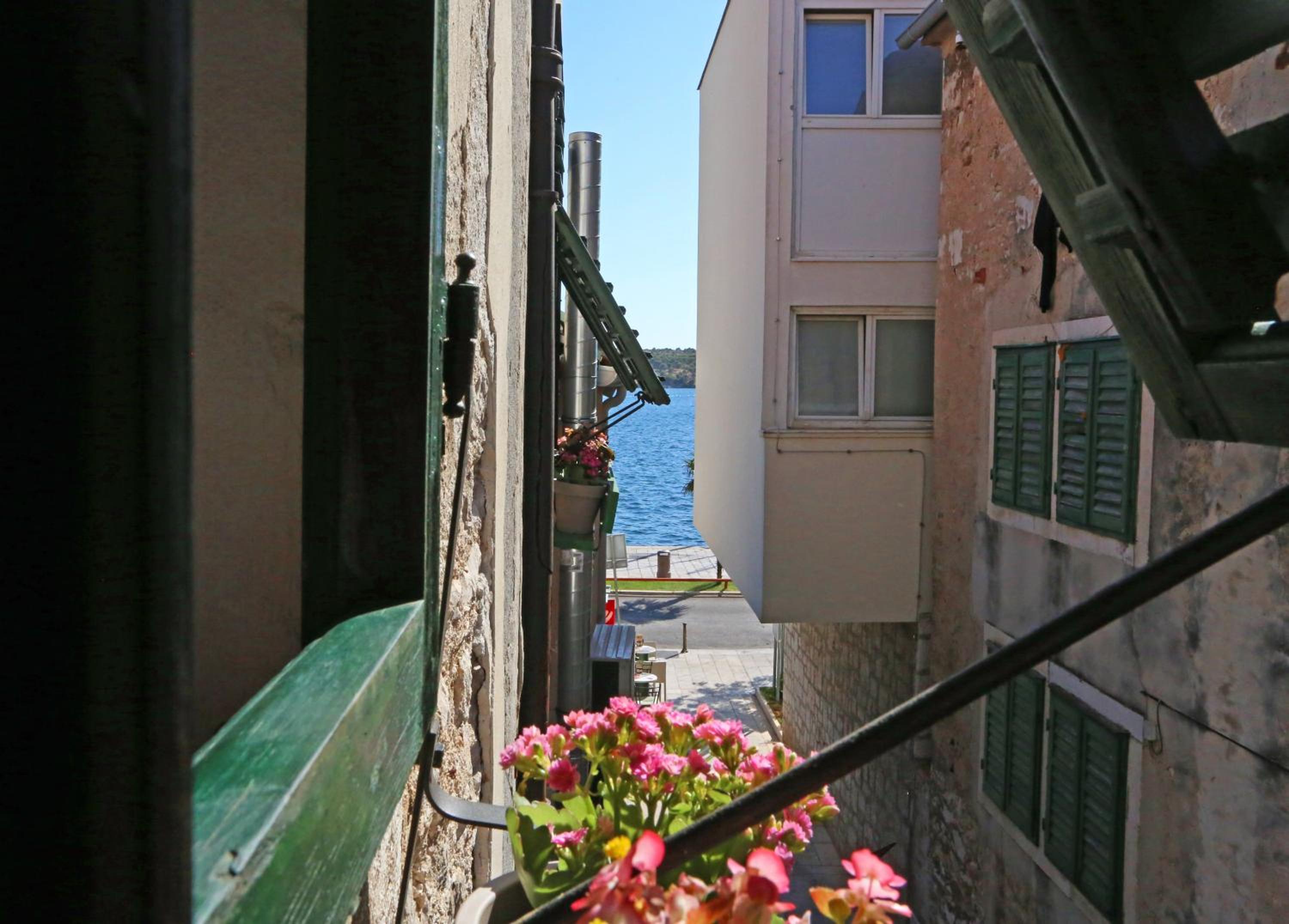 Apartment with Balcony and Sea View - Photo 18