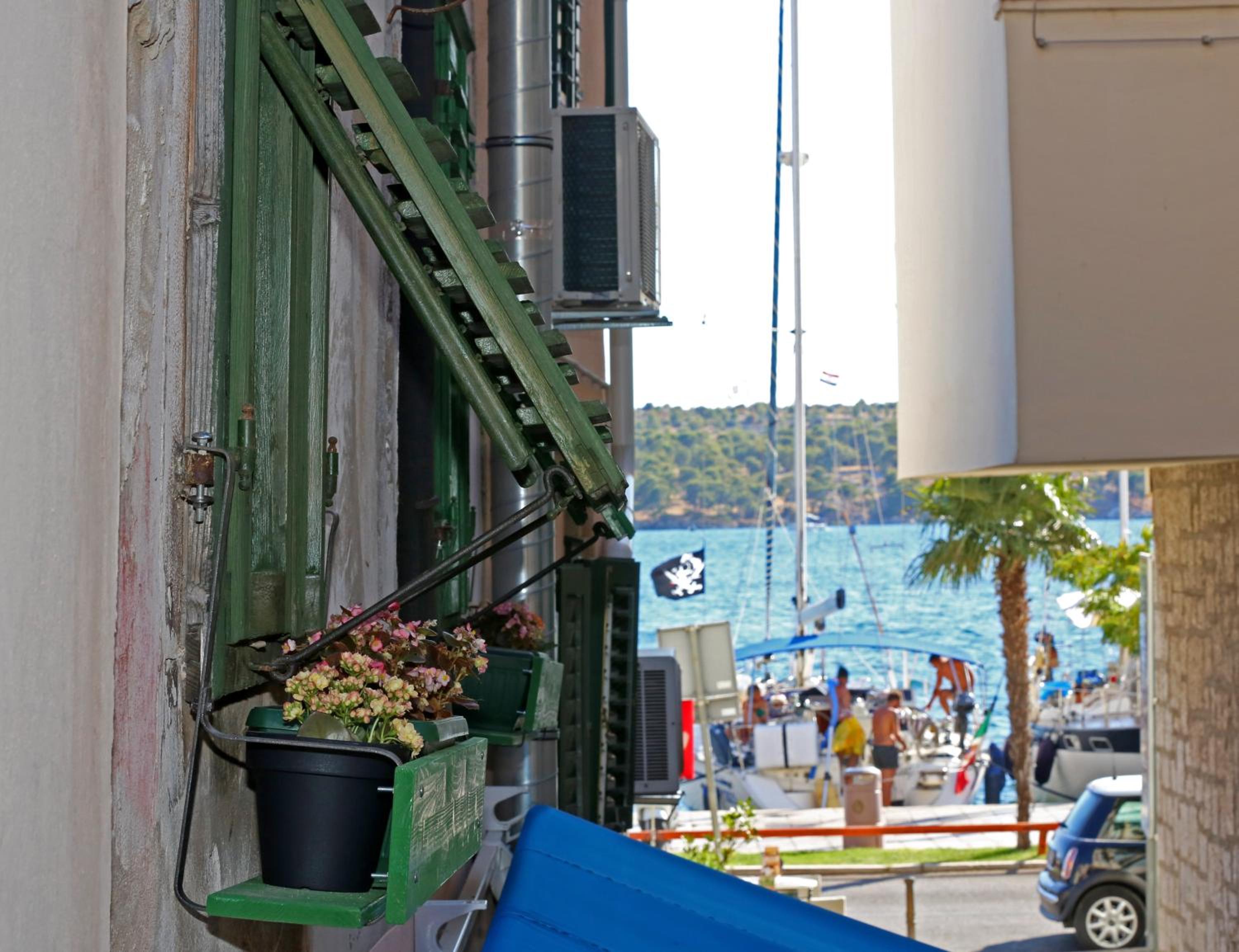 Apartment with Balcony and Sea View - Photo 44