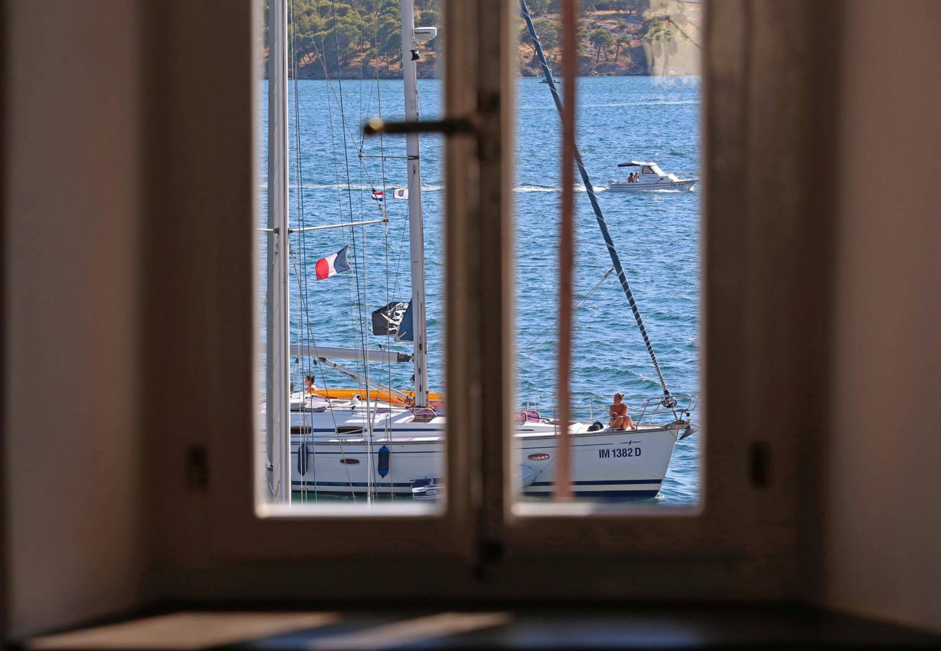 Apartment with Balcony and Sea View - Photo 17