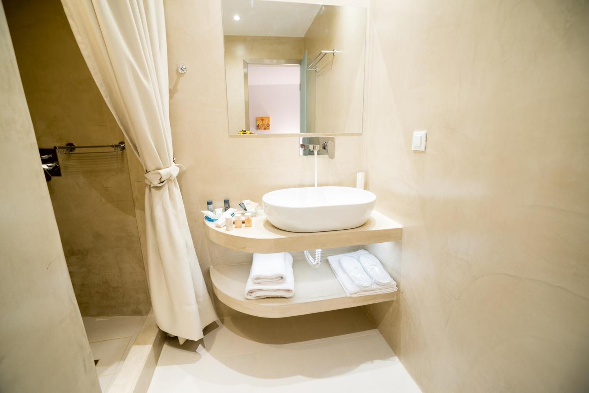 Superior Suite with Hot Tub and Caldera View - Photo 16