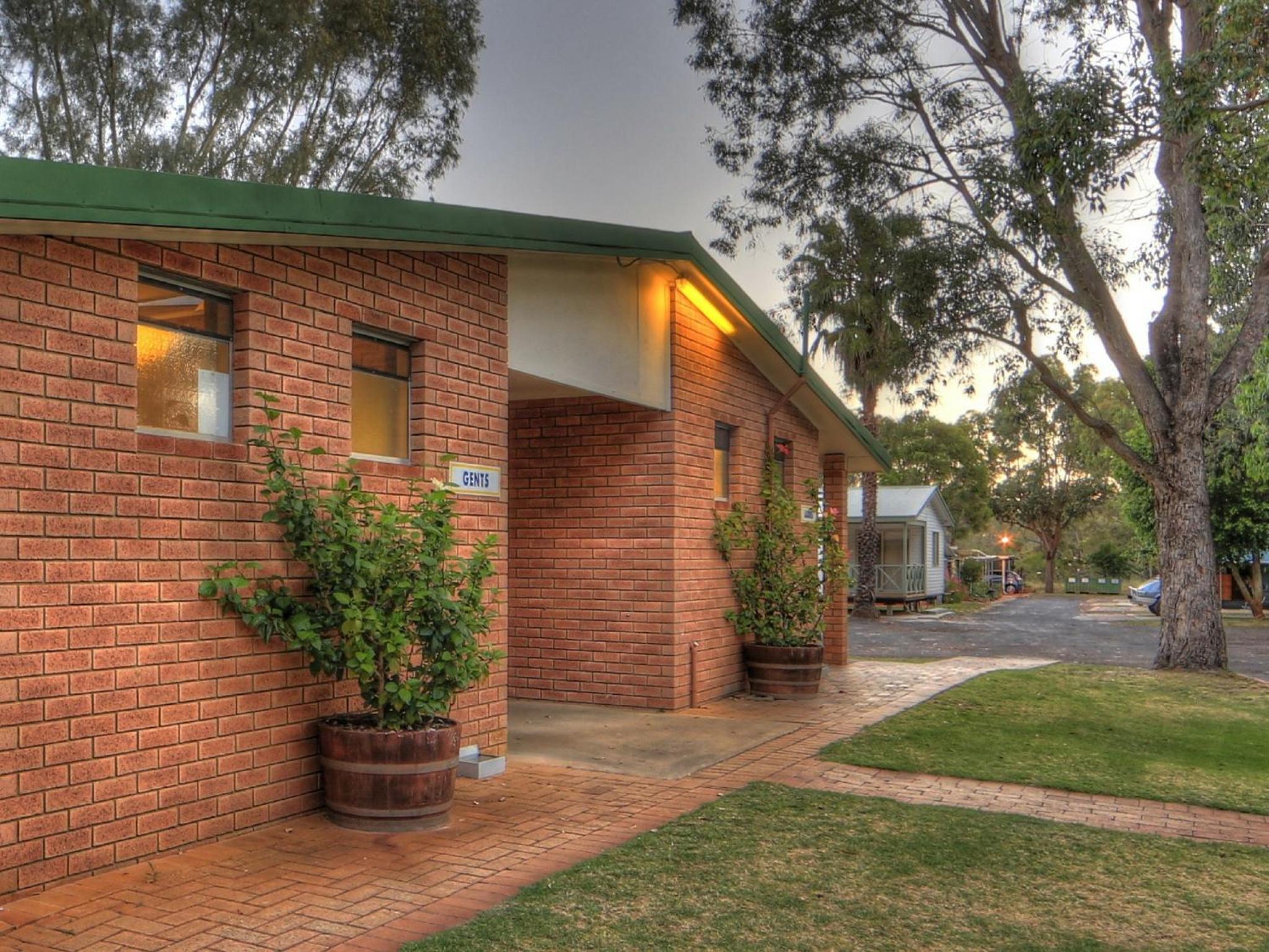 Two-Bedroom Brick Chalet with Public Bathroom photo 3