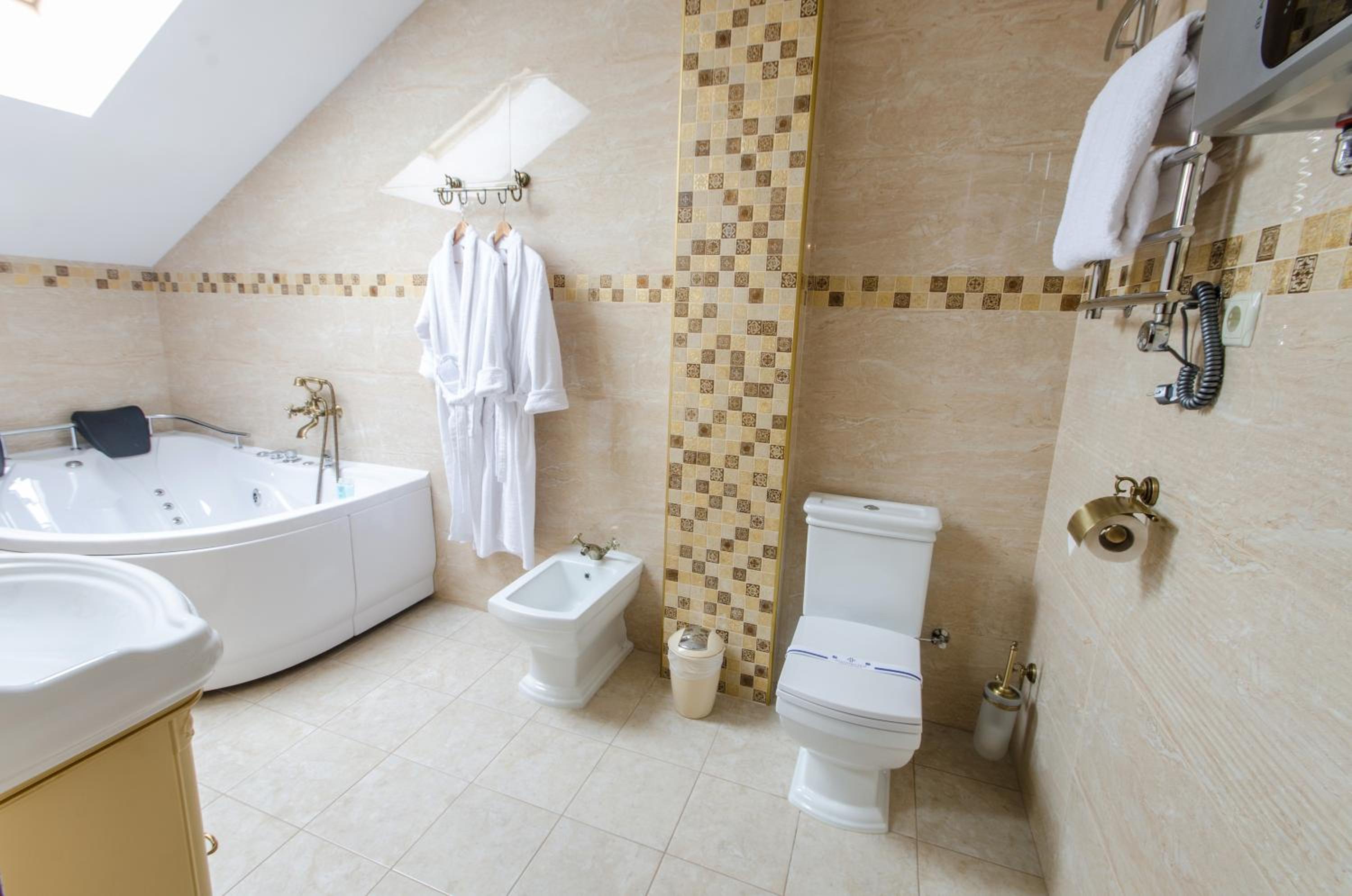 Deluxe Suite with Spa Bath photo 2