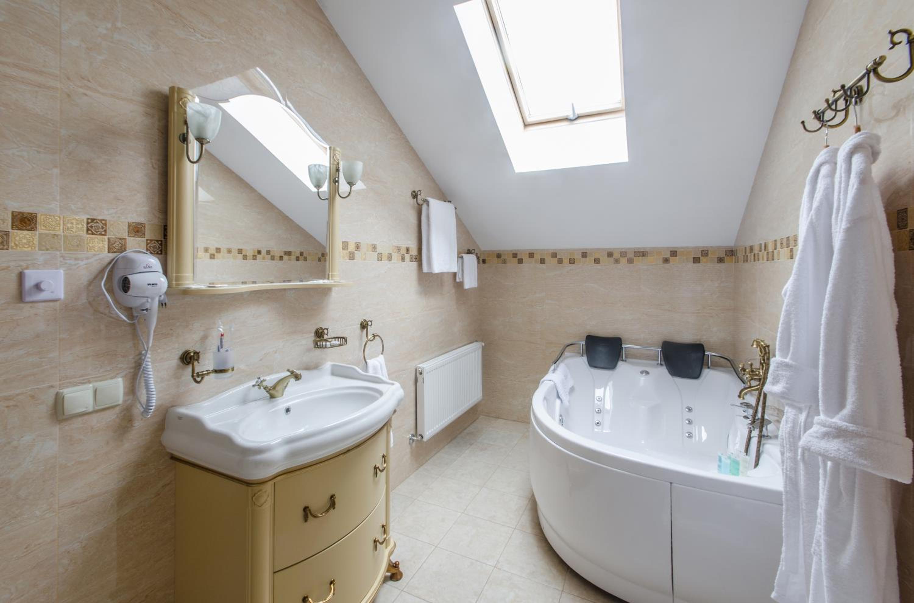 Deluxe Suite with Spa Bath photo 3