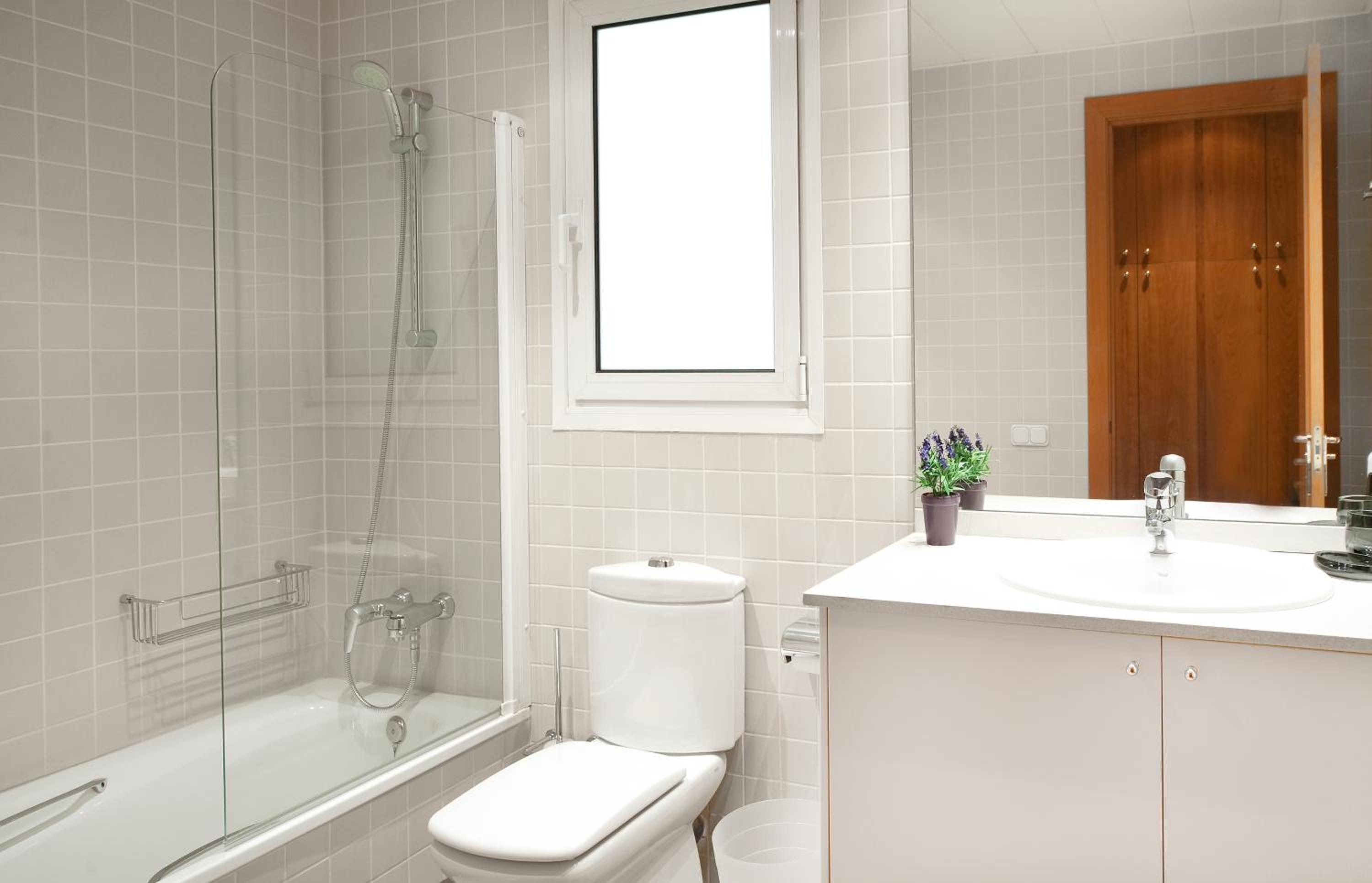 Three-Bedroom Apartment with View - Ronda Universitat photo 3