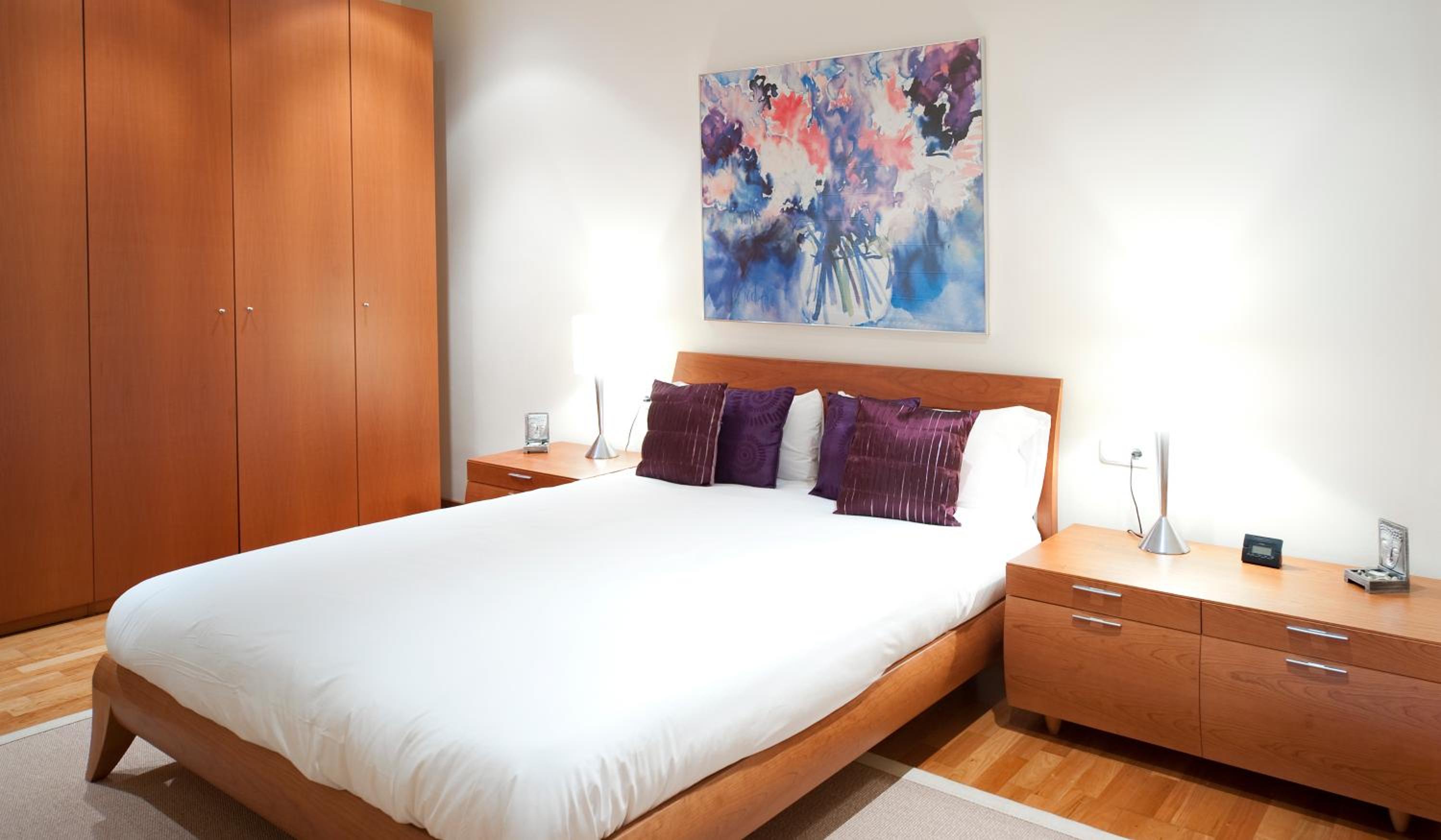 Three-Bedroom Apartment with View - Ronda Universitat photo 2