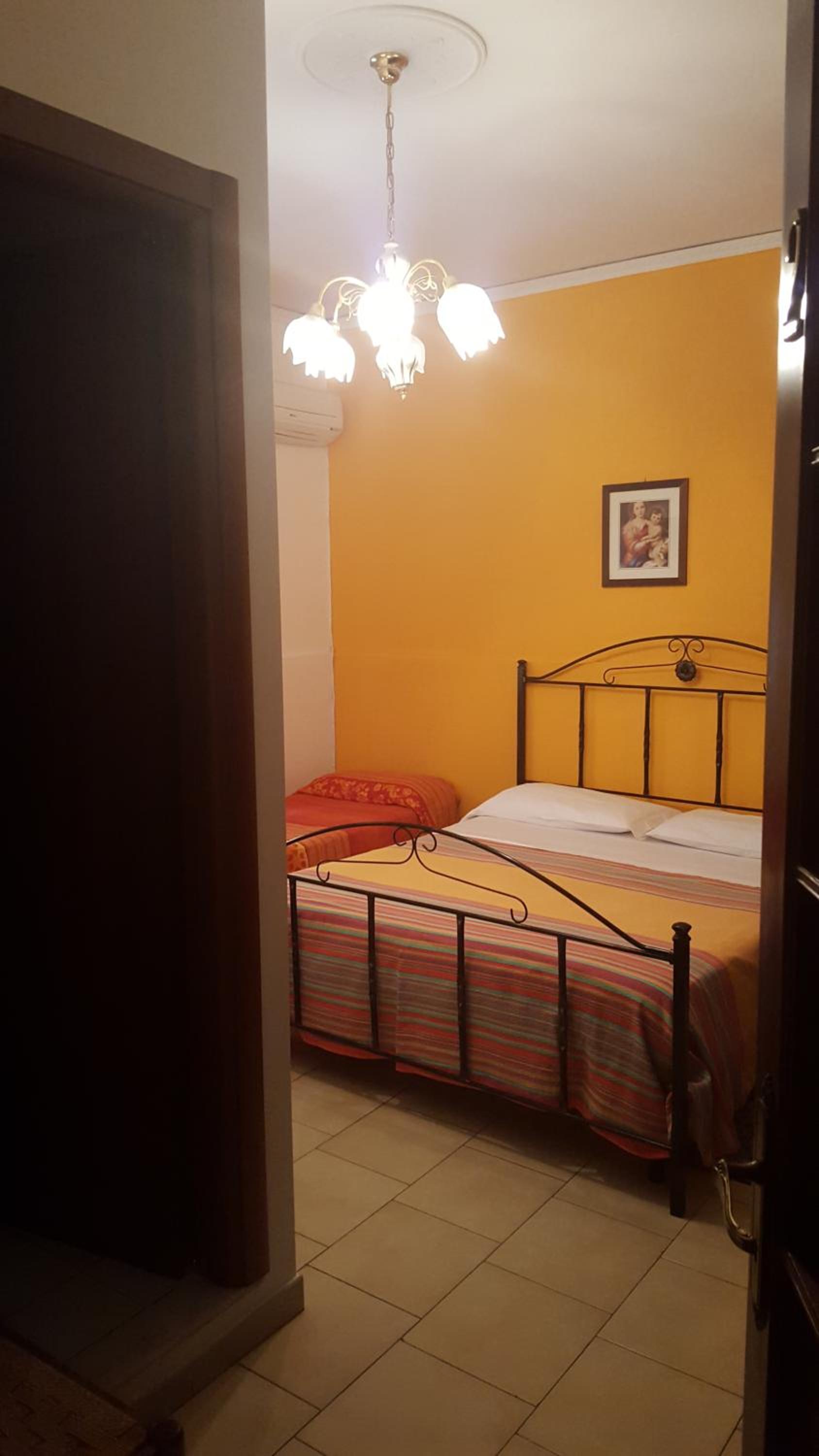 Double Room with Private Bathroom - Photo 4