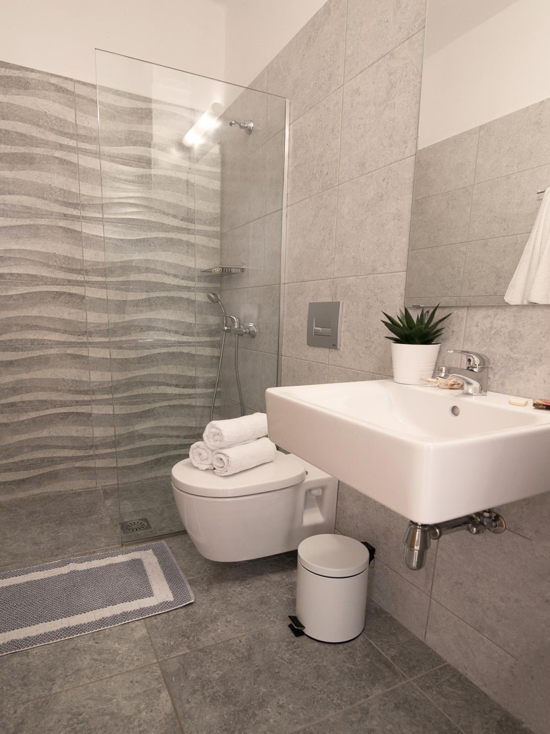 One-Bedroom Apartment - Photo 3