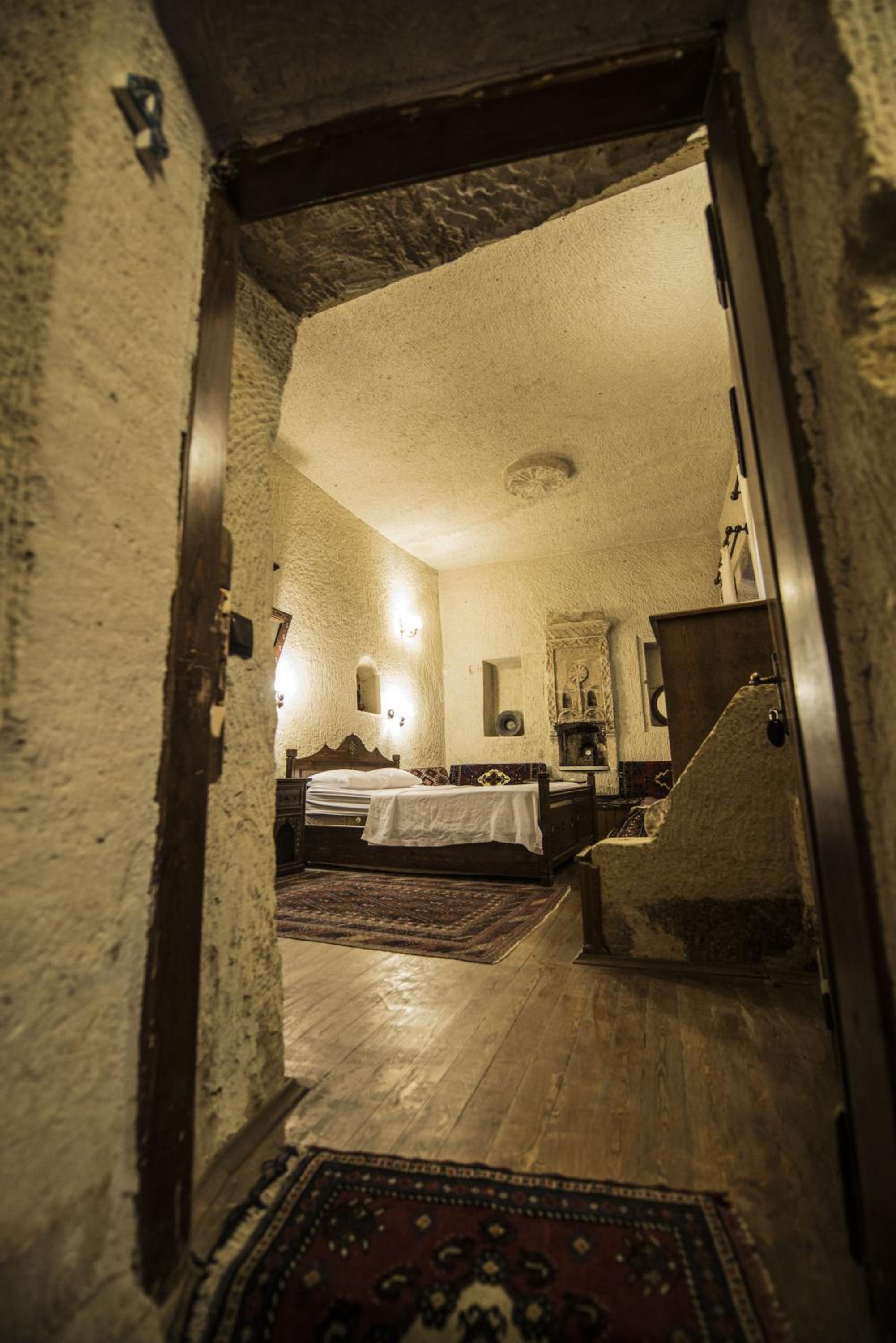 Deluxe Cave Room photo 1