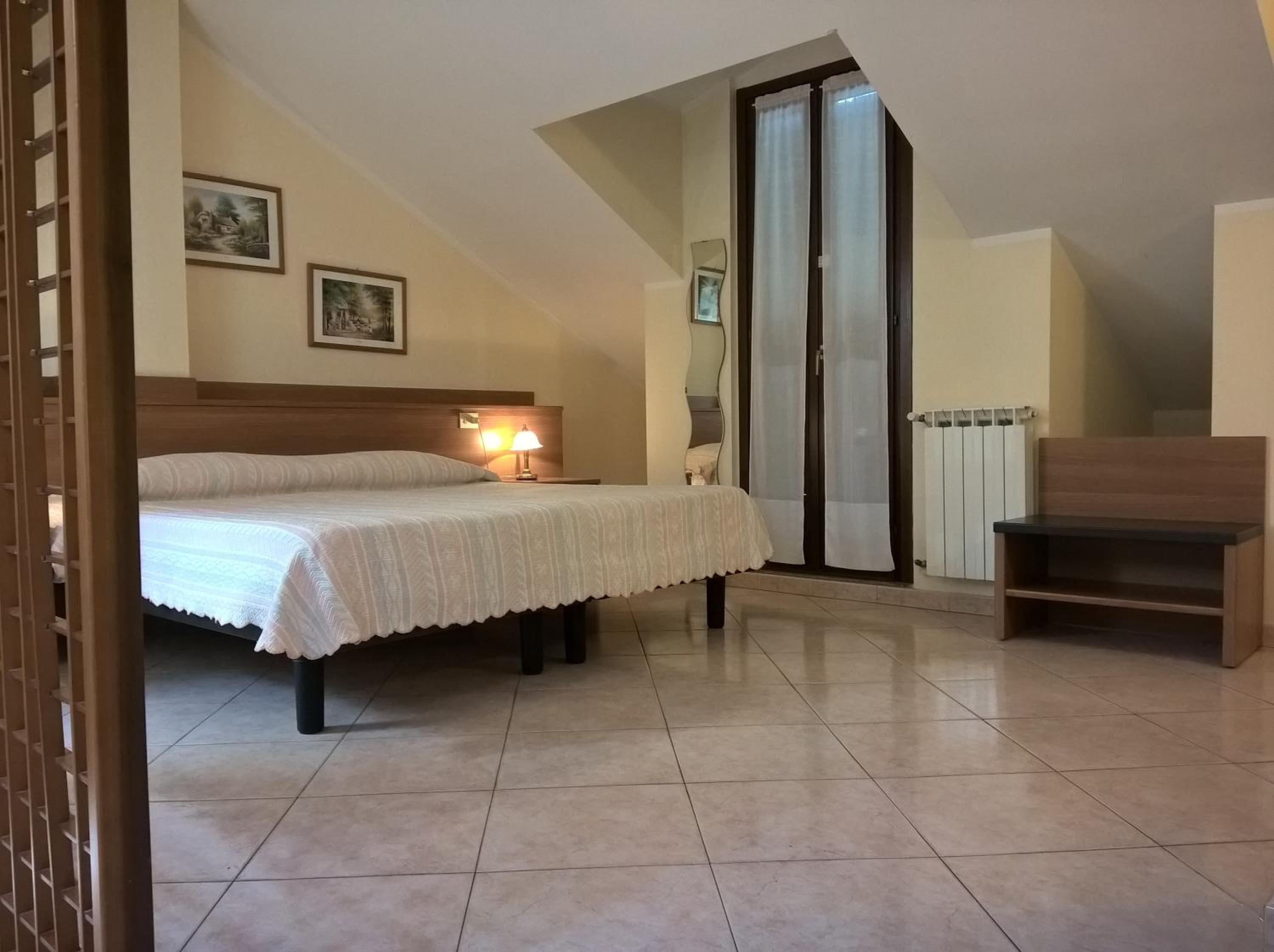 Quadruple Room with Private Bathroom - Photo 4