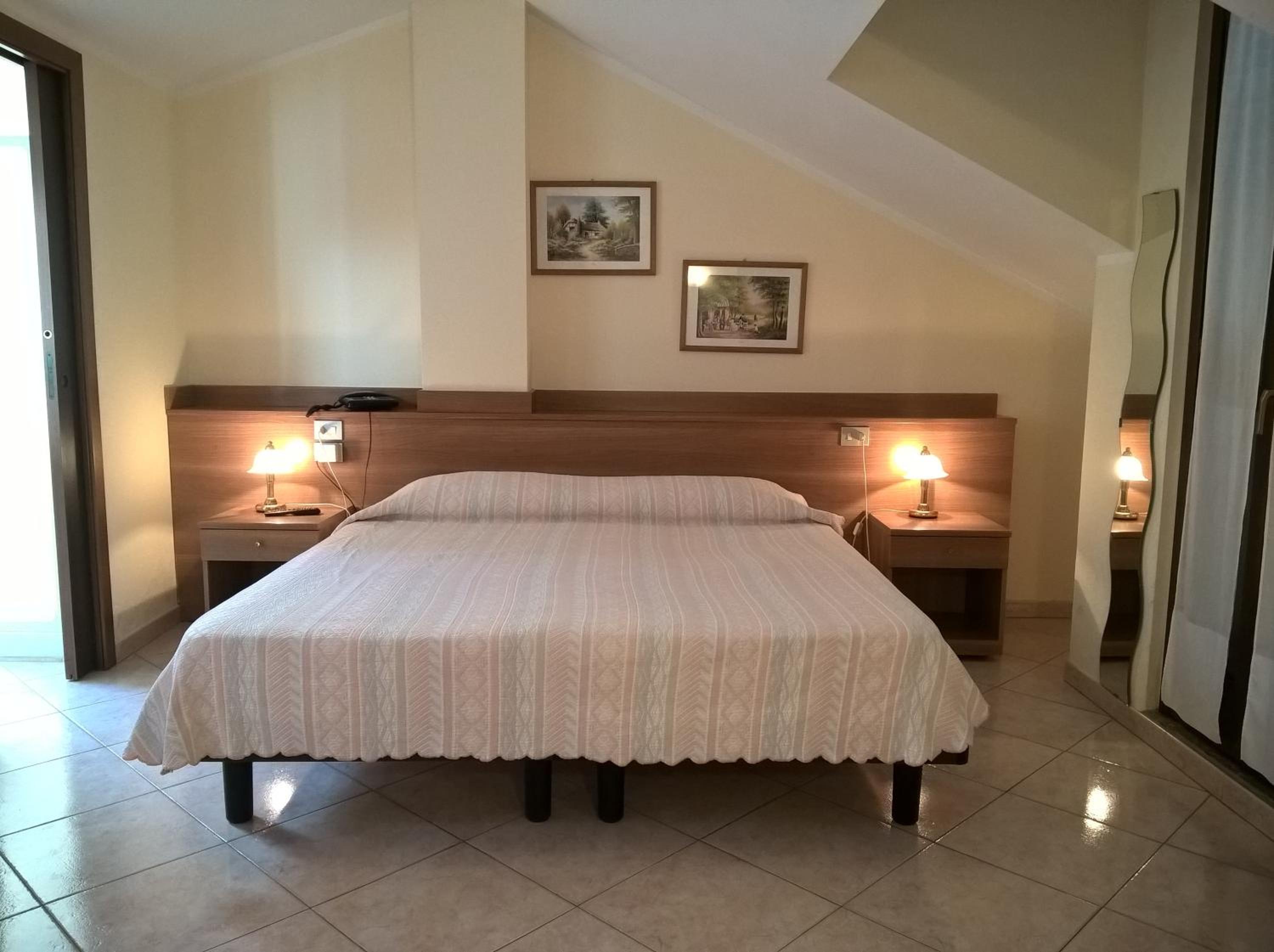 Quadruple Room with Private Bathroom - Photo 3