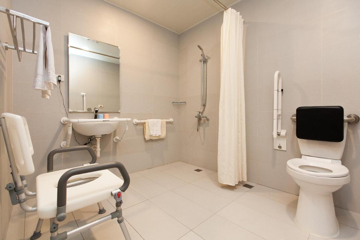Quadruple Room - Disability Access photo 3