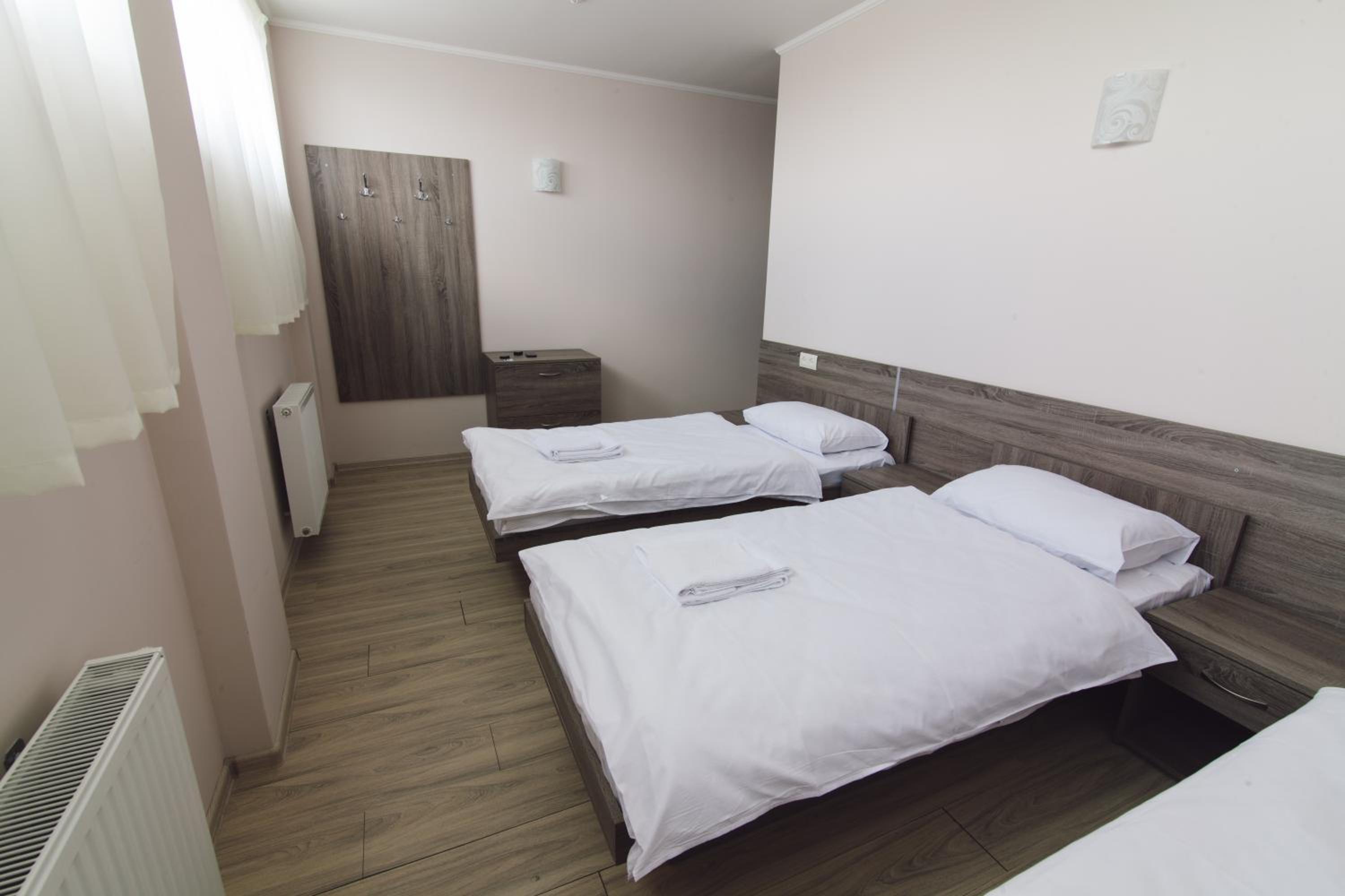 Economy Triple Room photo 2