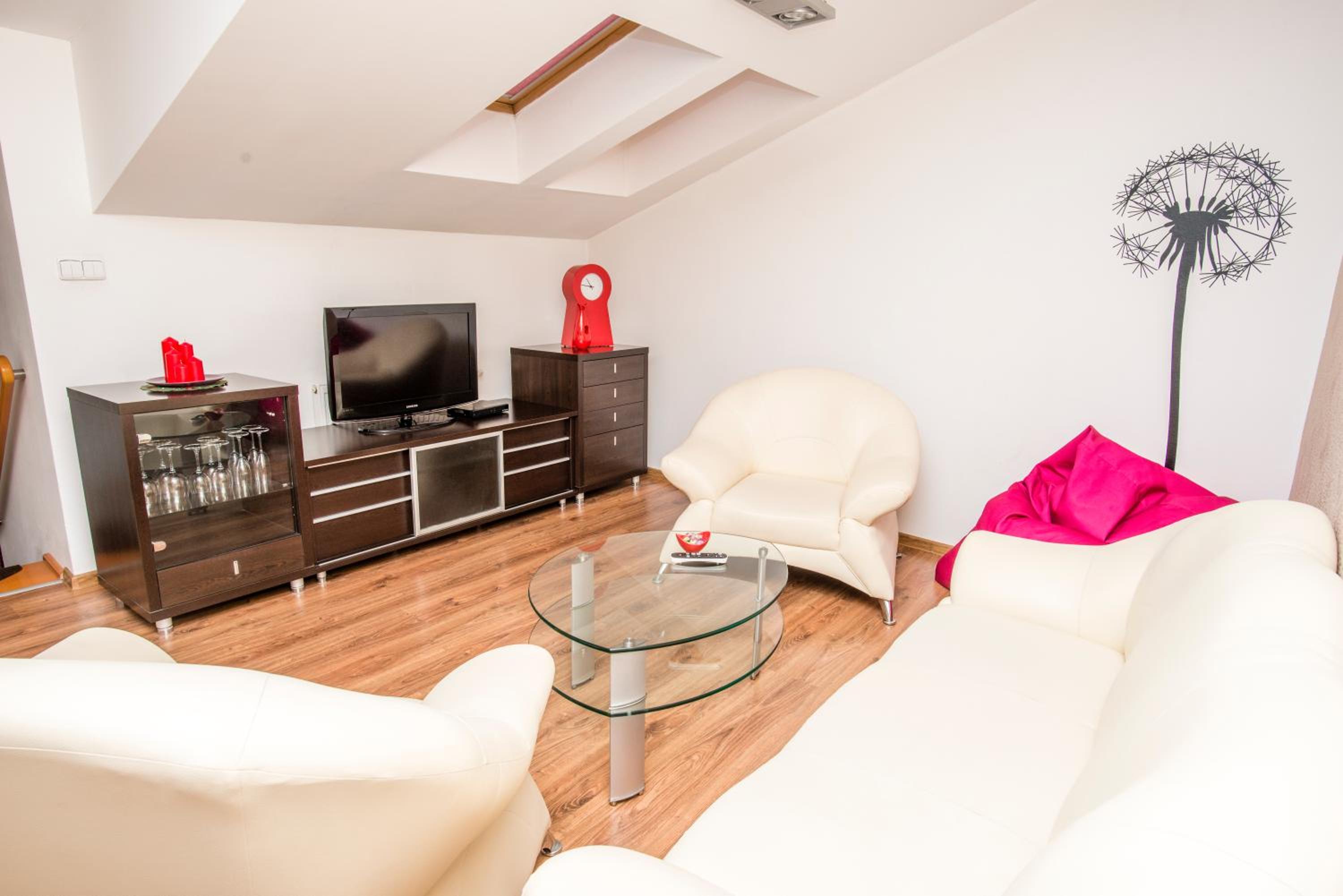 Apartment with Terrace - Photo 2
