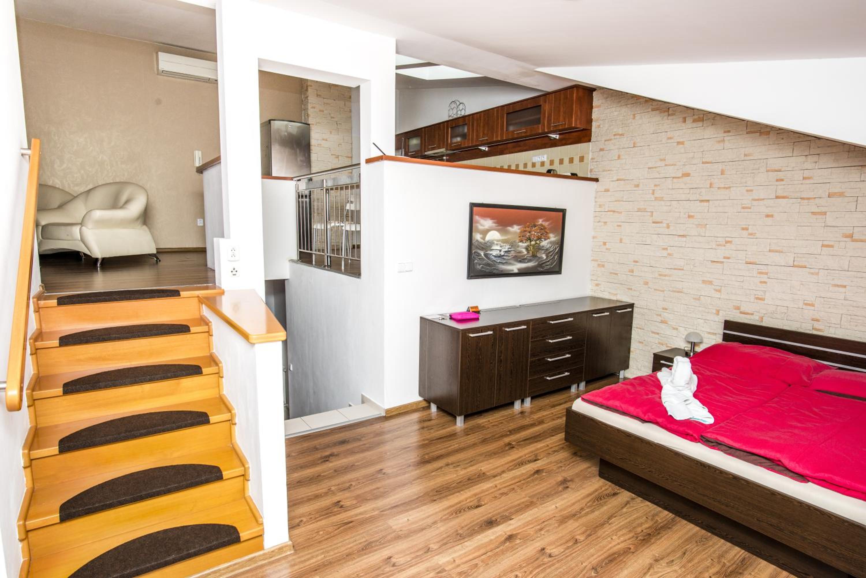 Apartment with Terrace - Photo 5