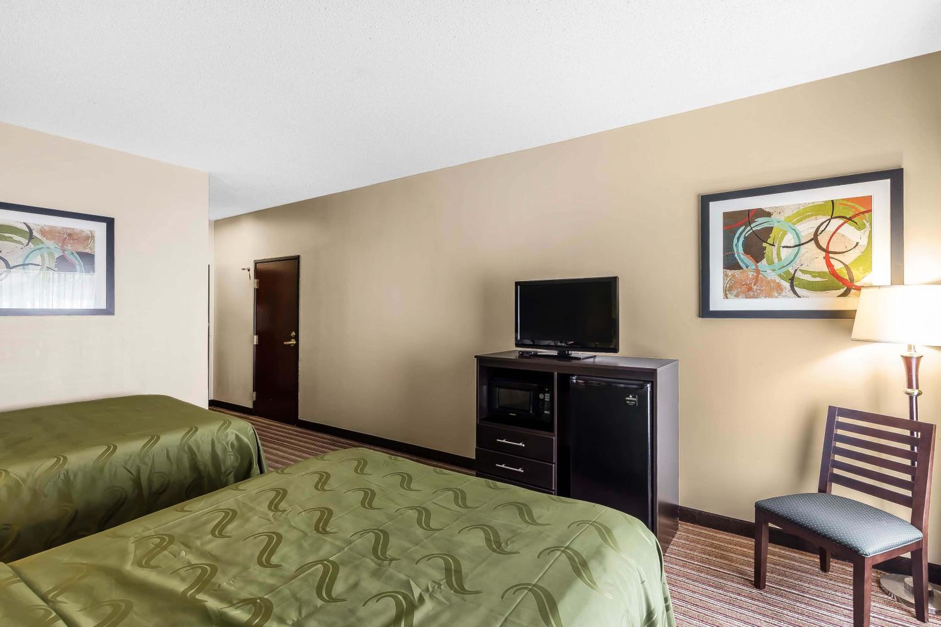 Queen Room with Two Queen Beds - Non-Smoking - Photo 5
