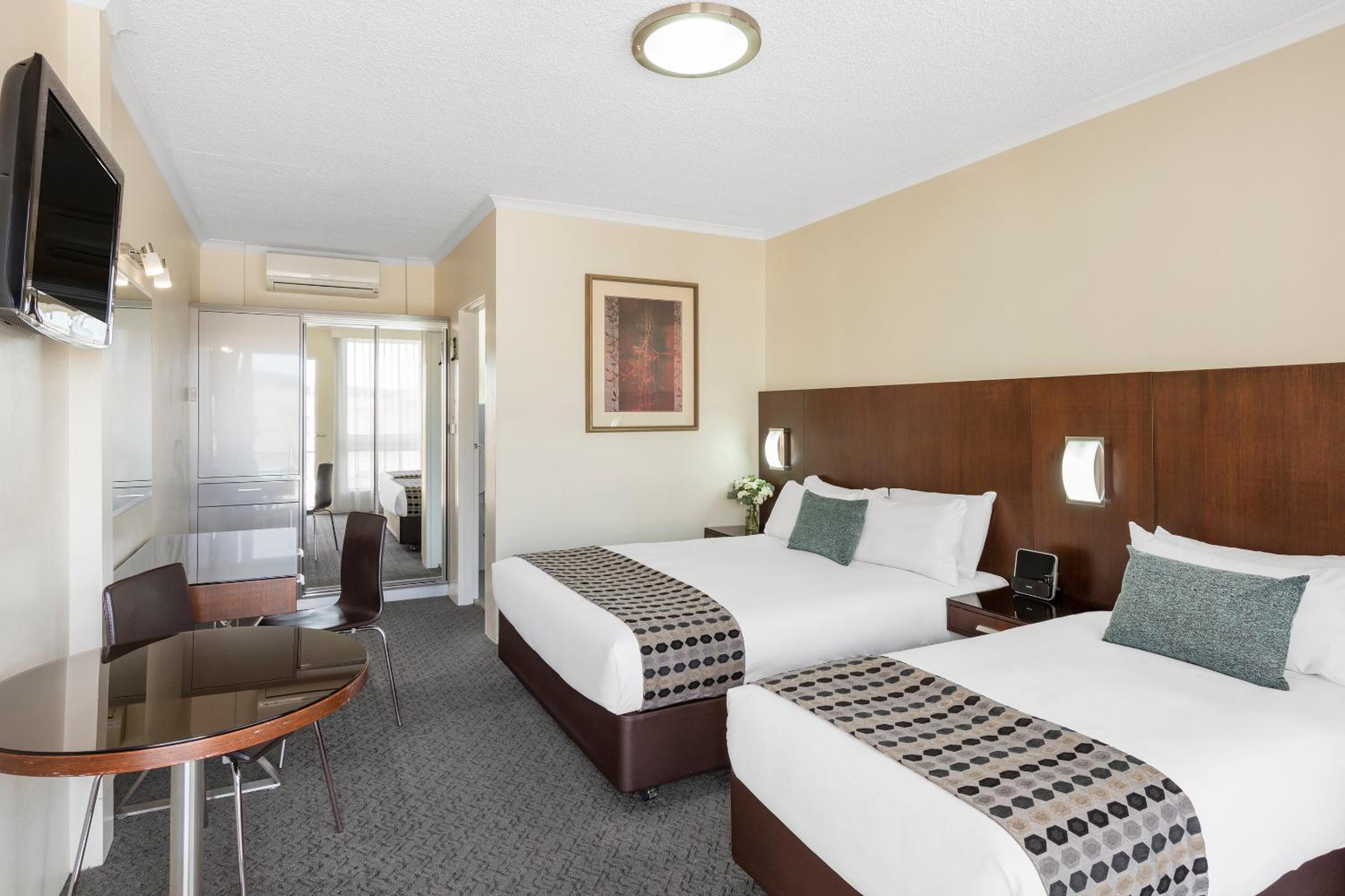 One-Bedroom Apartment with One Queen Bed and One Single Bed