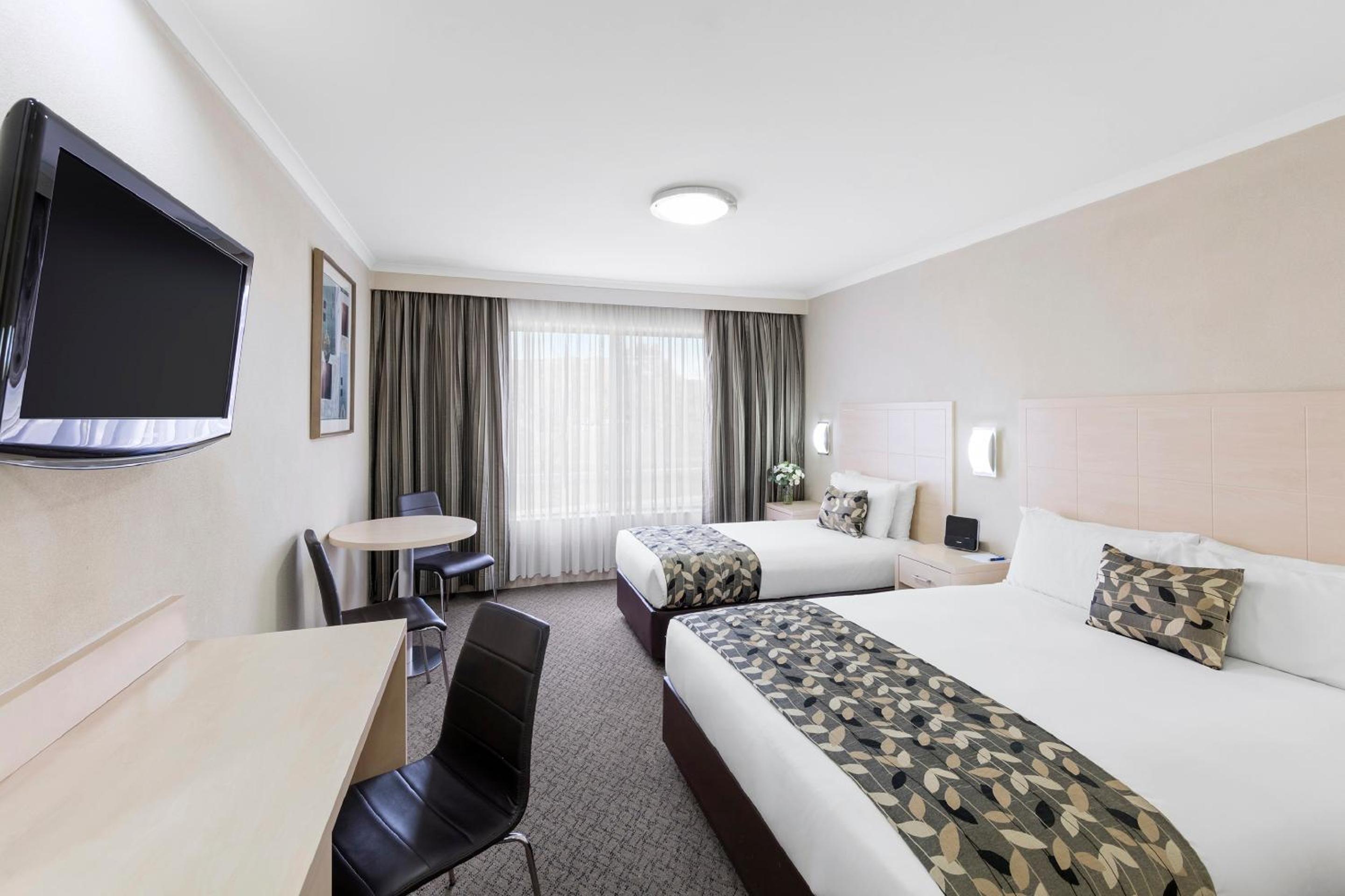 Deluxe Queen & Single Room