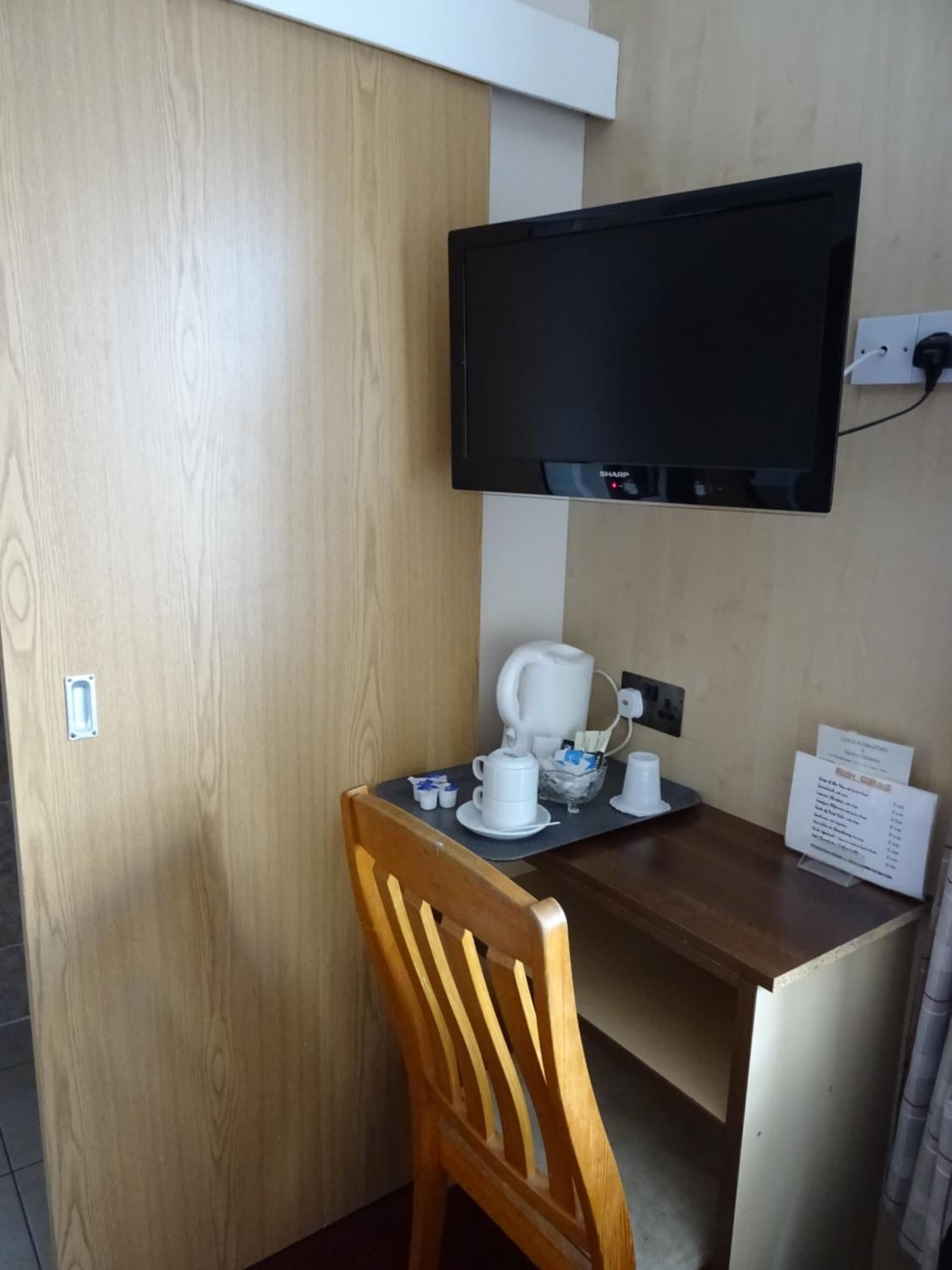 Standard Triple En-suite Room - Photo 22