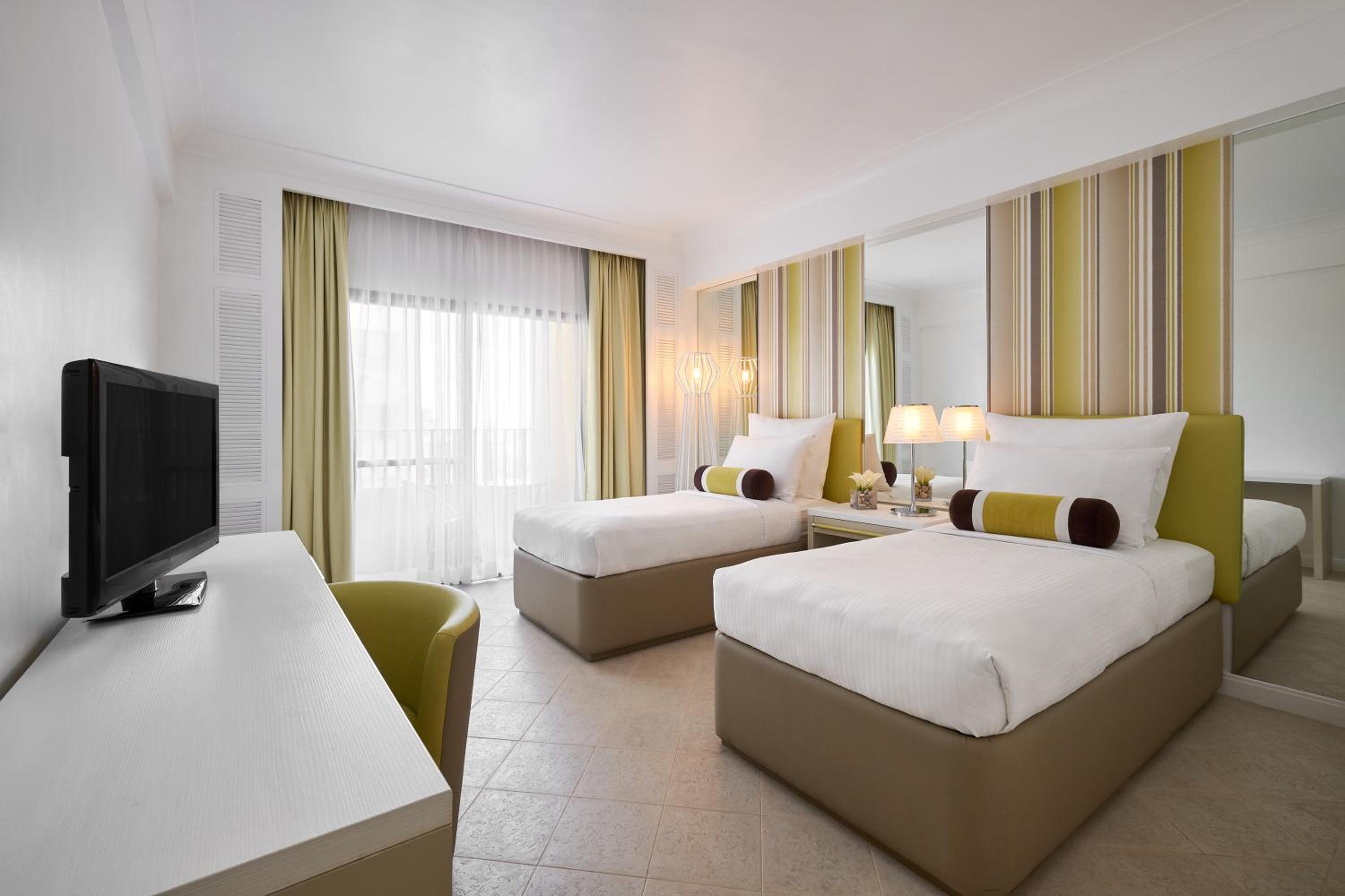 Deluxe Twin Room with Atrium View - Photo 1