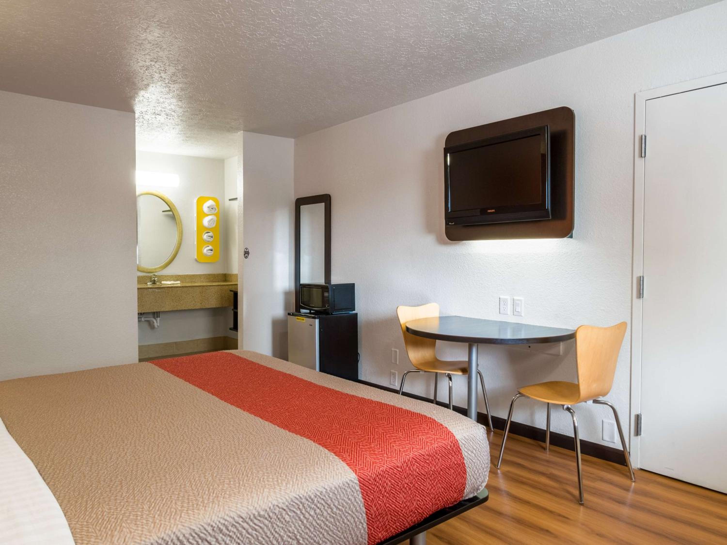 King Room - Non-Smoking - Photo 12
