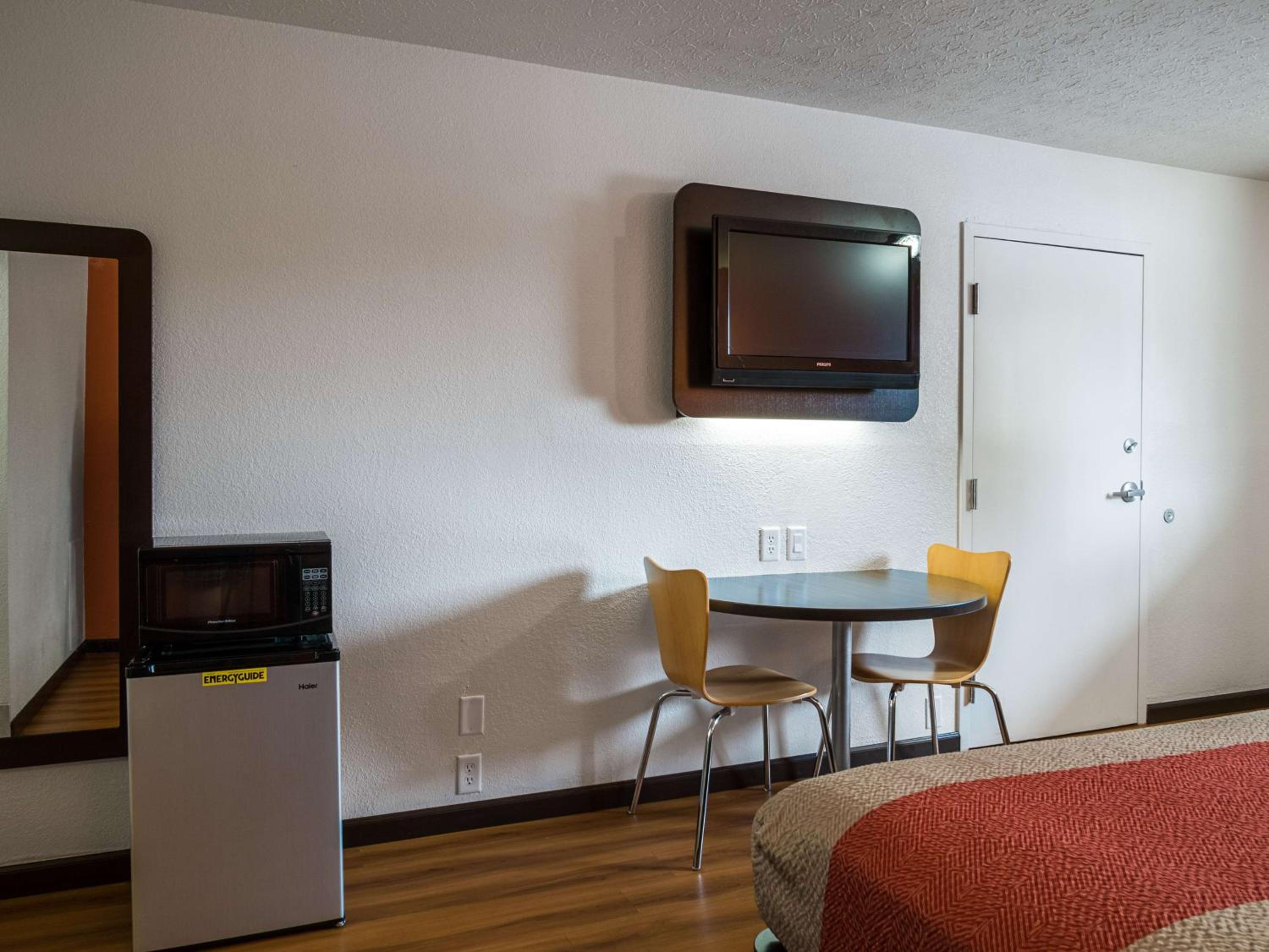 King Room - Non-Smoking - Photo 7