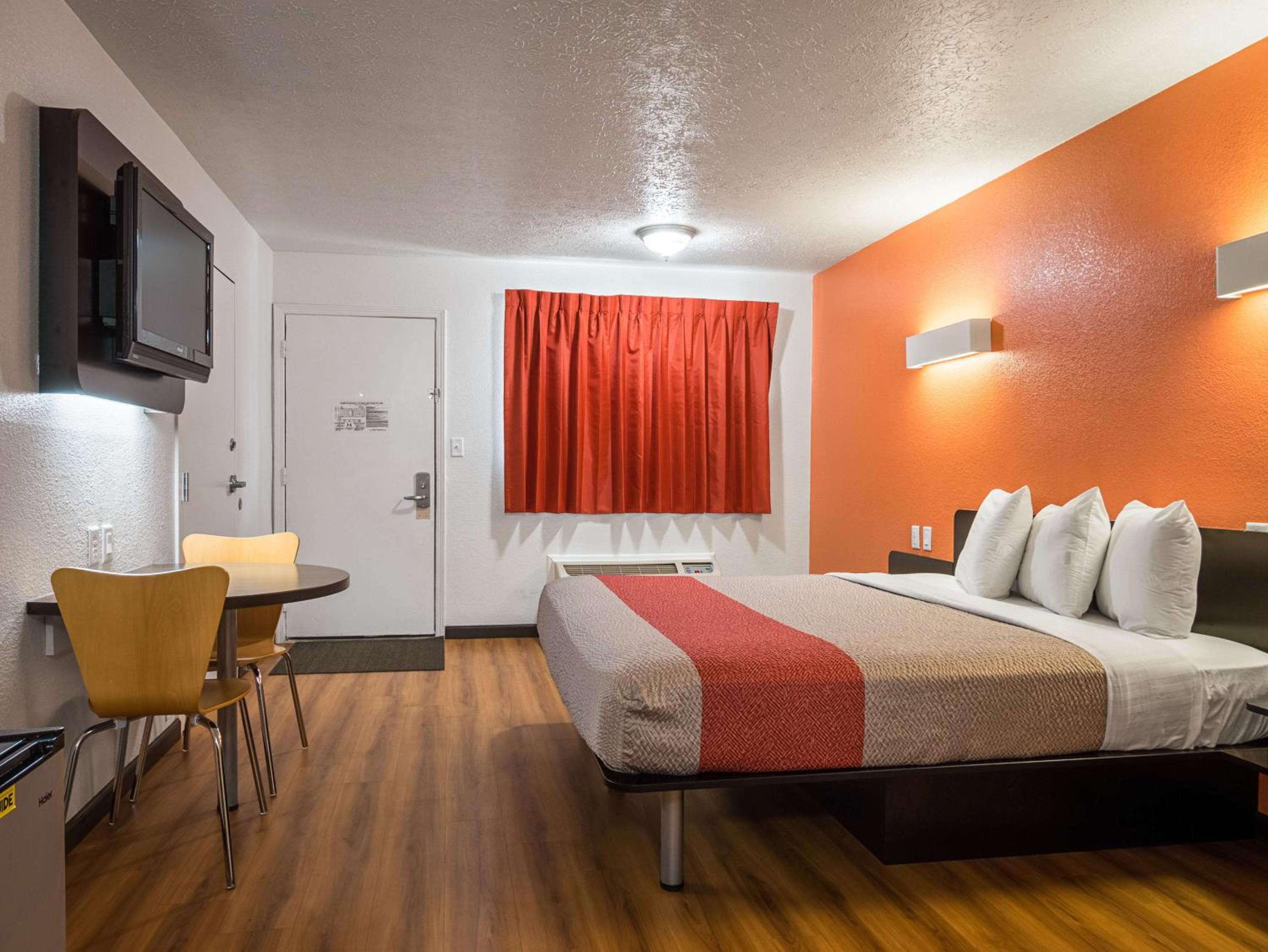 King Room - Non-Smoking - Photo 1