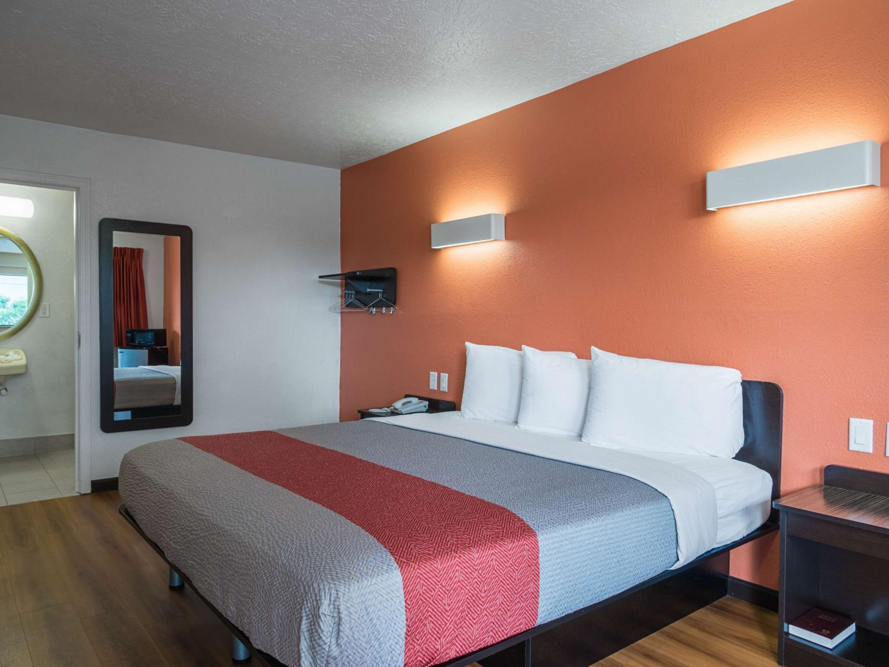 King Room - Non-Smoking - Photo 11