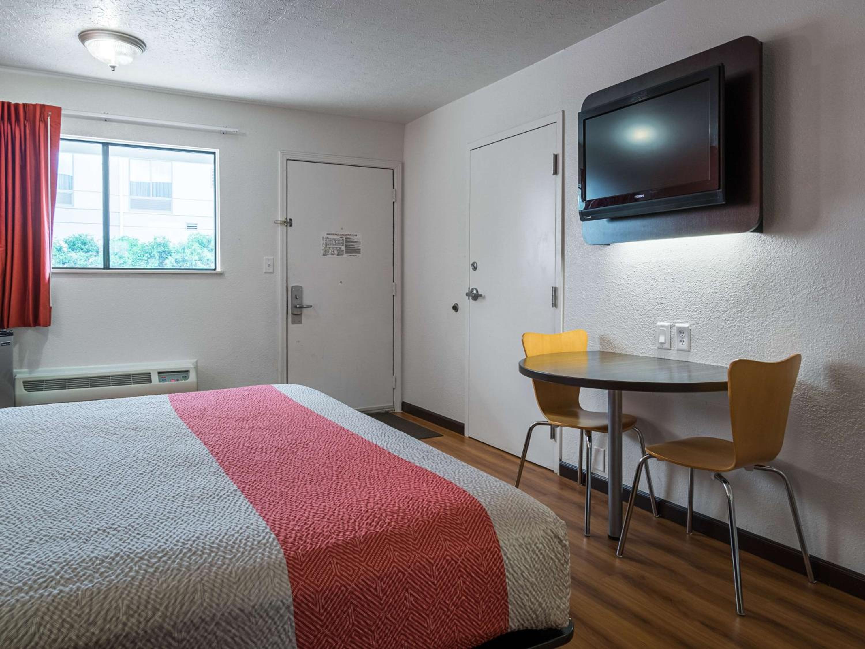 King Room - Non-Smoking - Photo 3