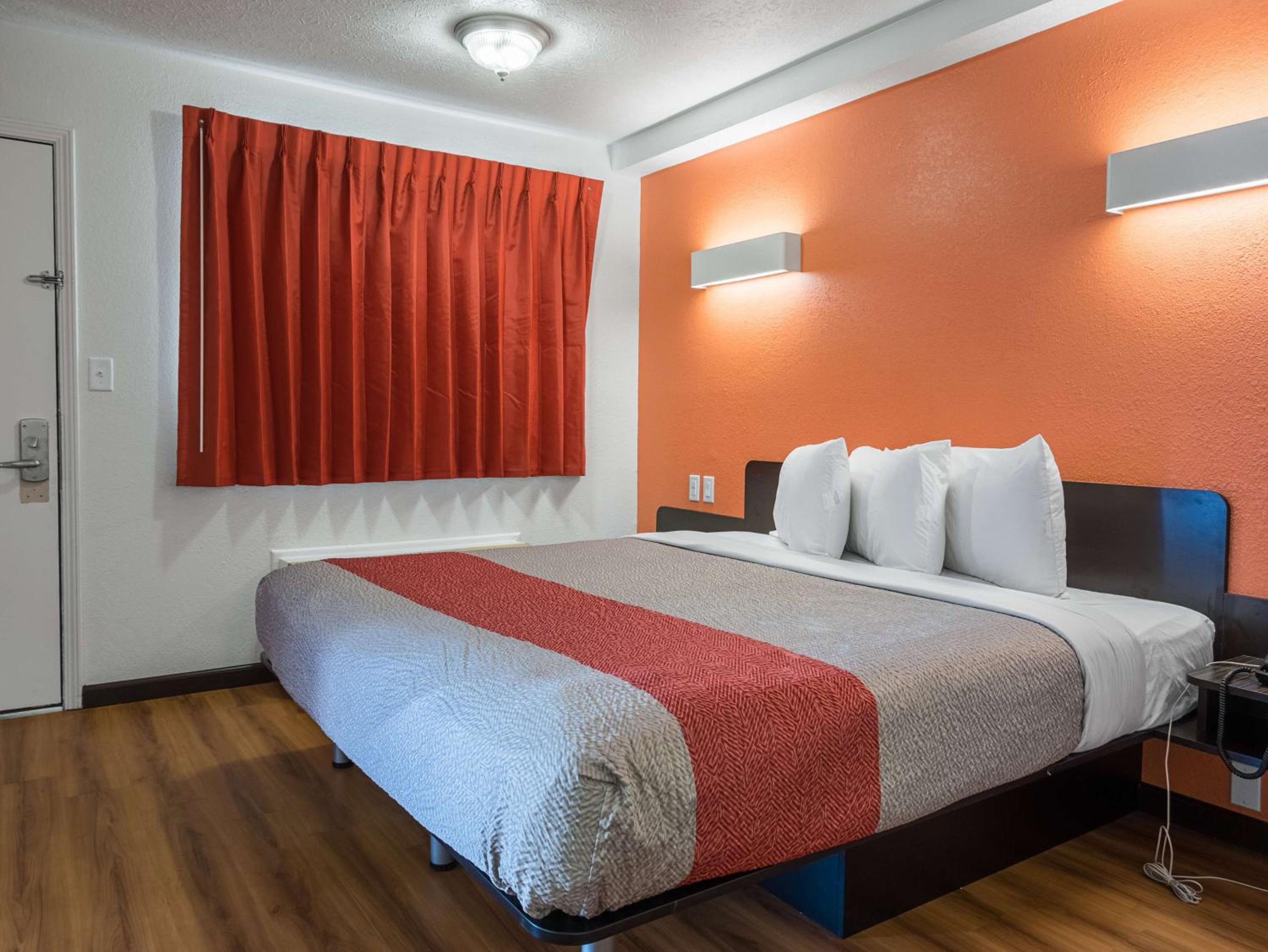 King Room - Non-Smoking - Photo 6
