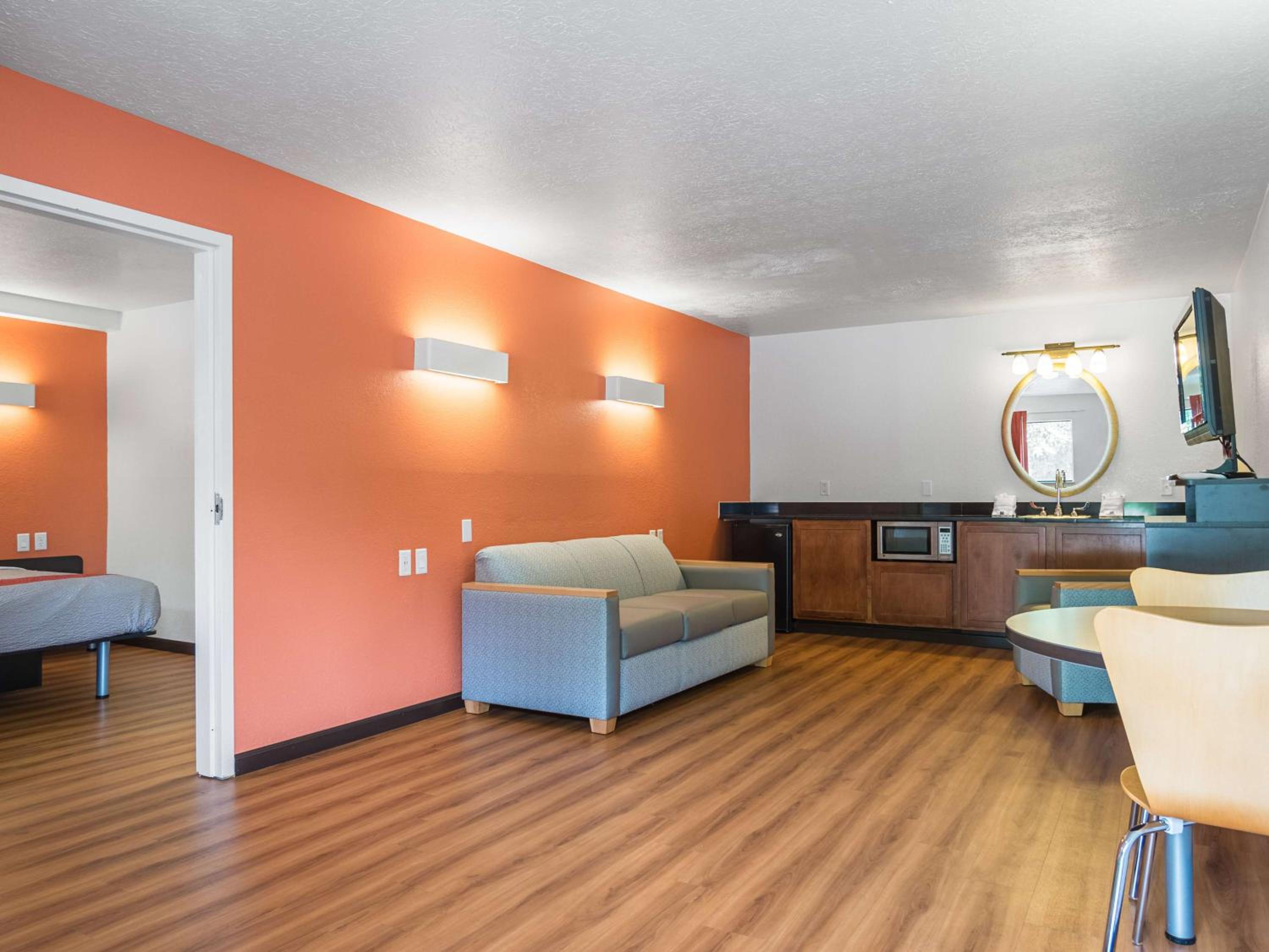 King Room with Roll-in Shower - Disability Access - Non-Smoking - Photo 3