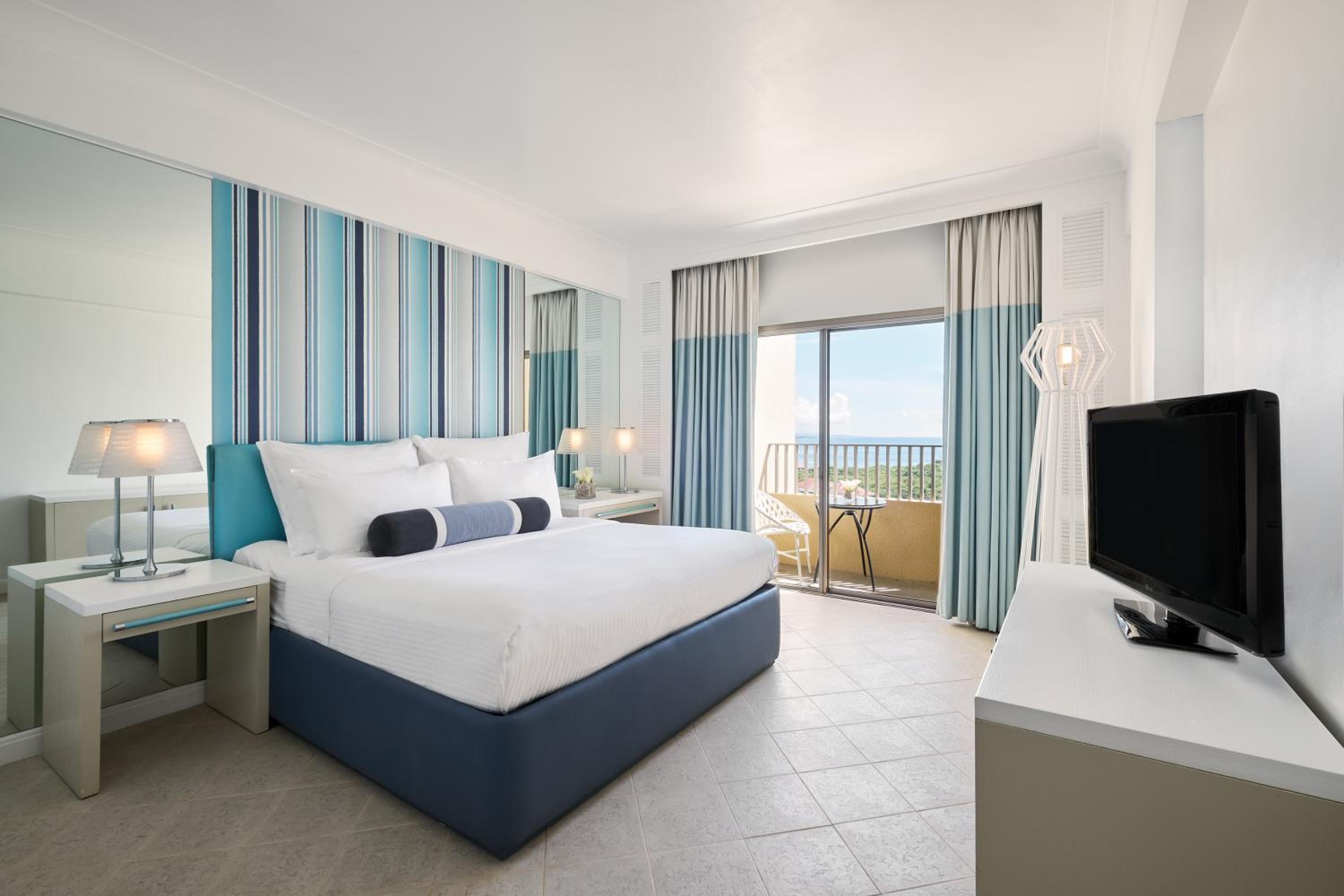 Deluxe King Room with Sea View - Photo 1