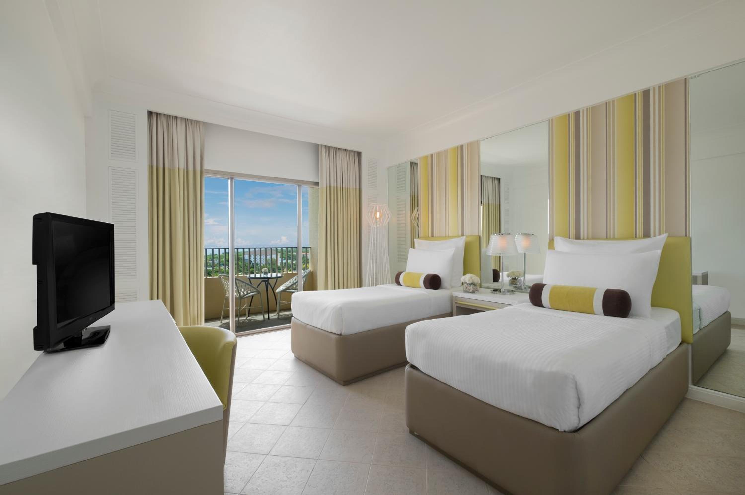 Deluxe Twin Room with Sea View - Photo 2