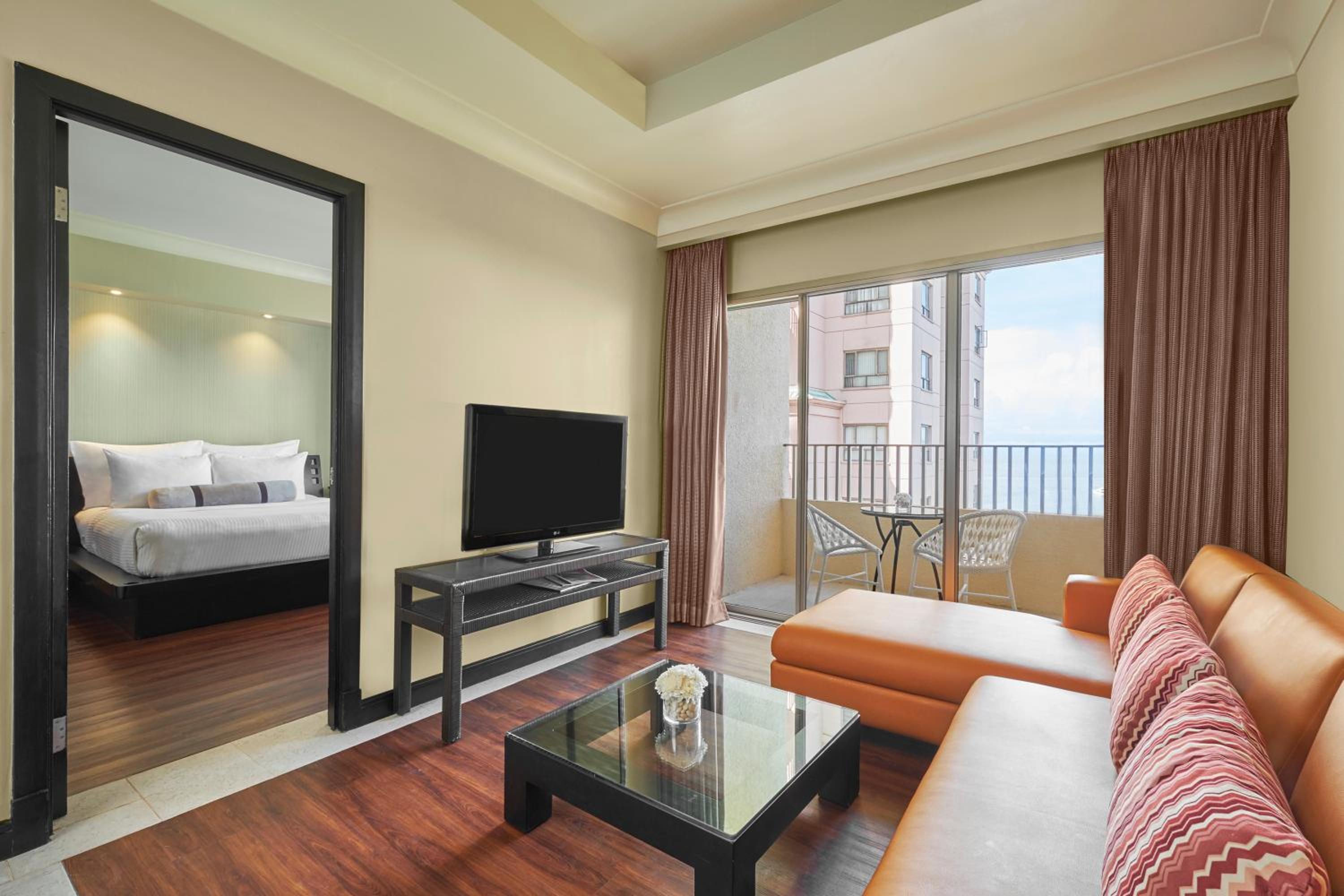 King Suite with Atrium View - Photo 3