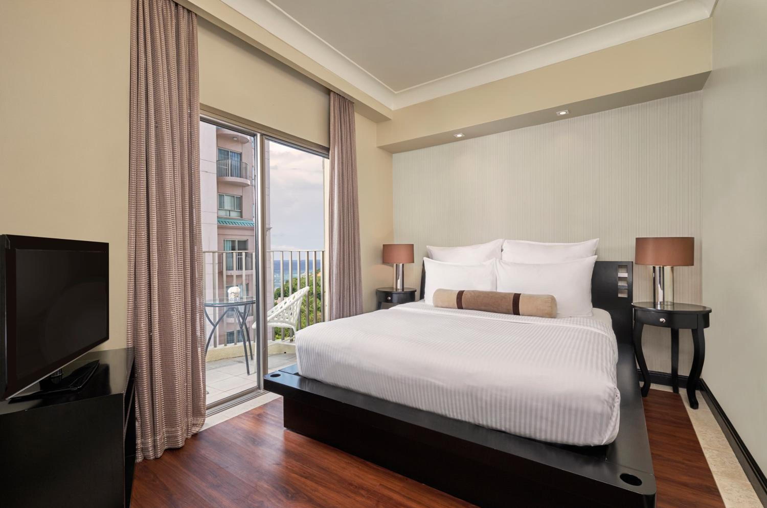 King Suite with Atrium View - Photo 6