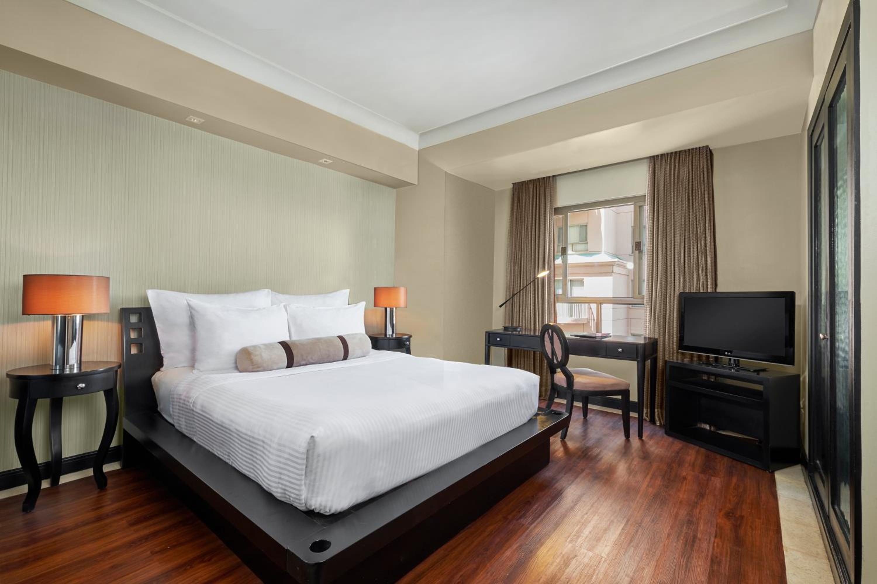 King Suite with Atrium View - Photo 2