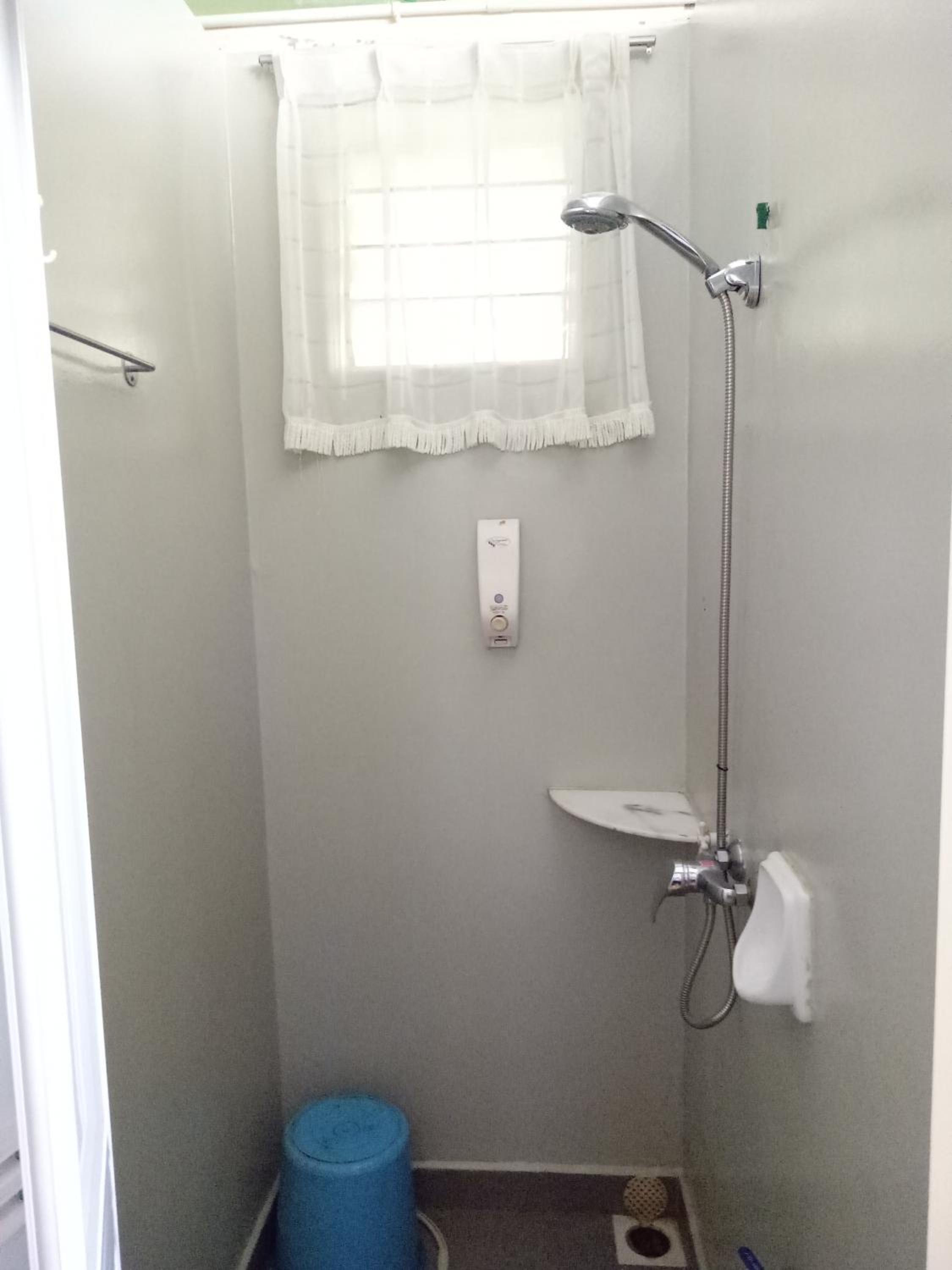 Family Room with Shared Bathroom photo 3