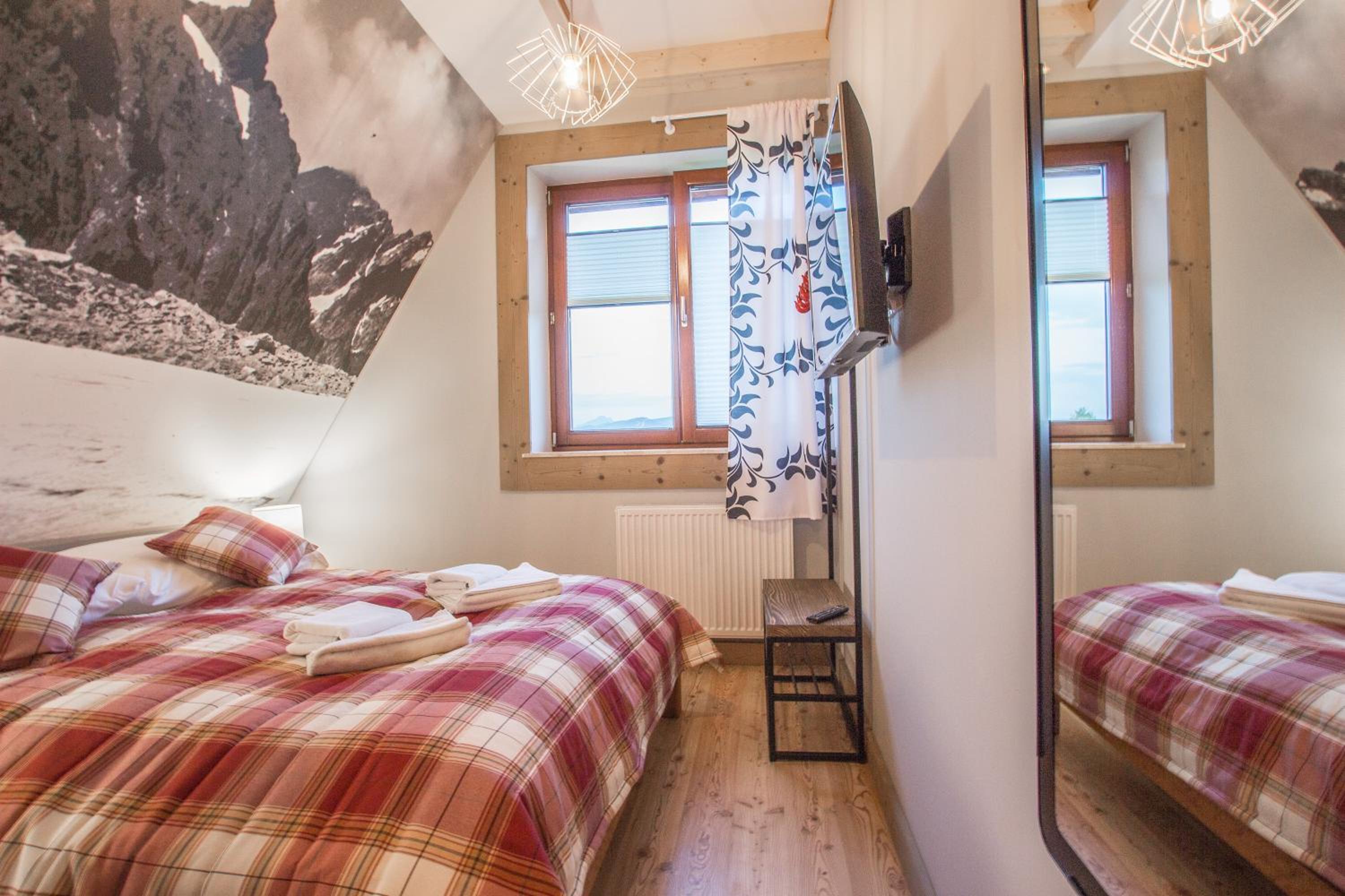 Two-Bedroom Apartment with Mountain View photo 2