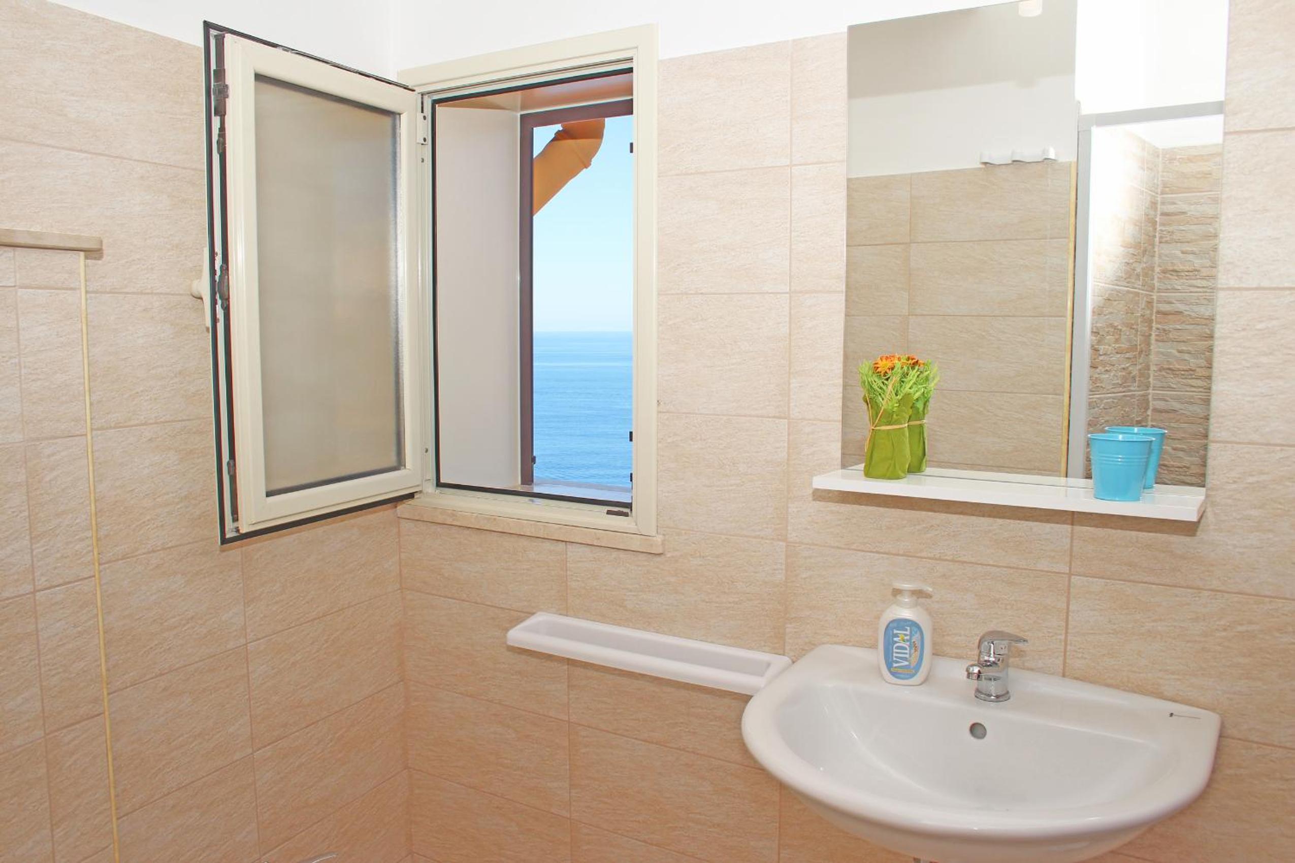 Double Room - Photo 8