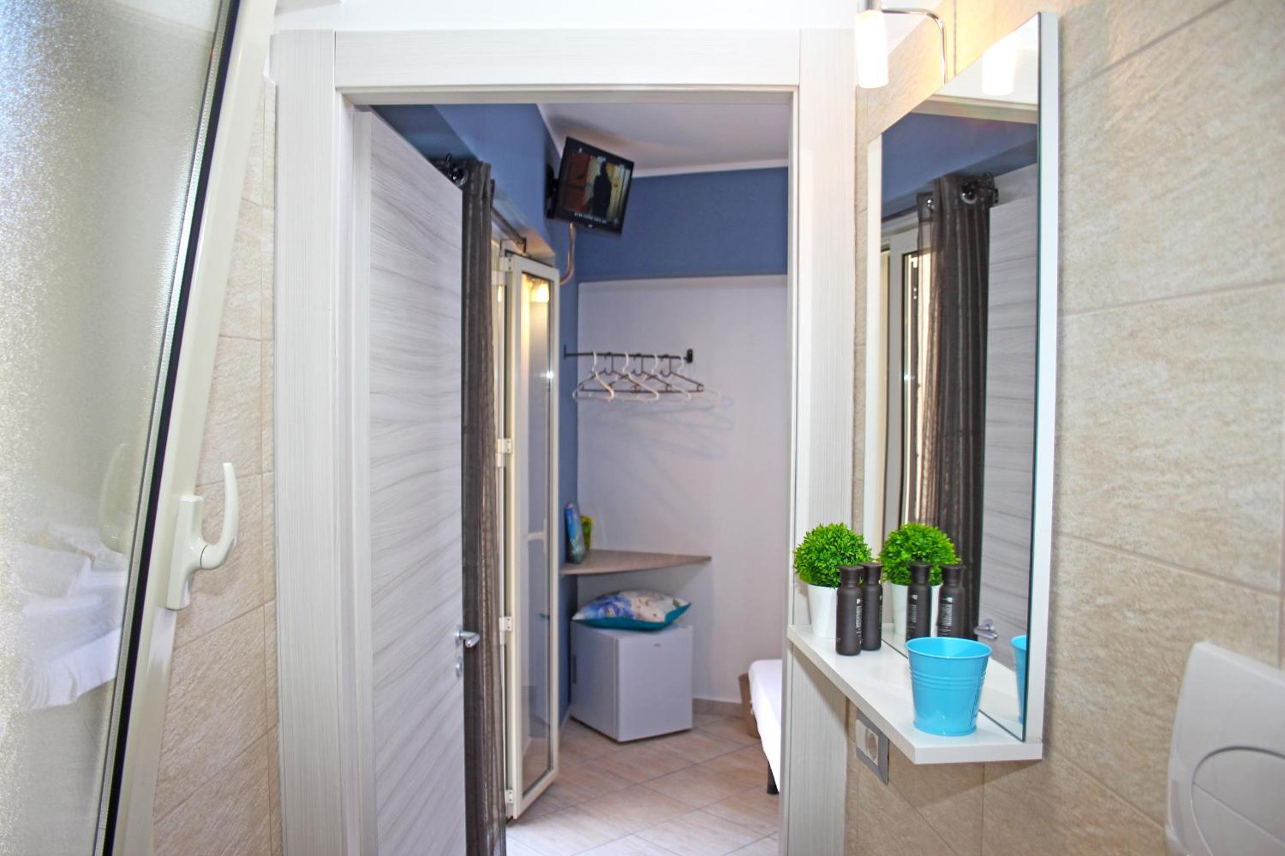 Double Room - Photo 7