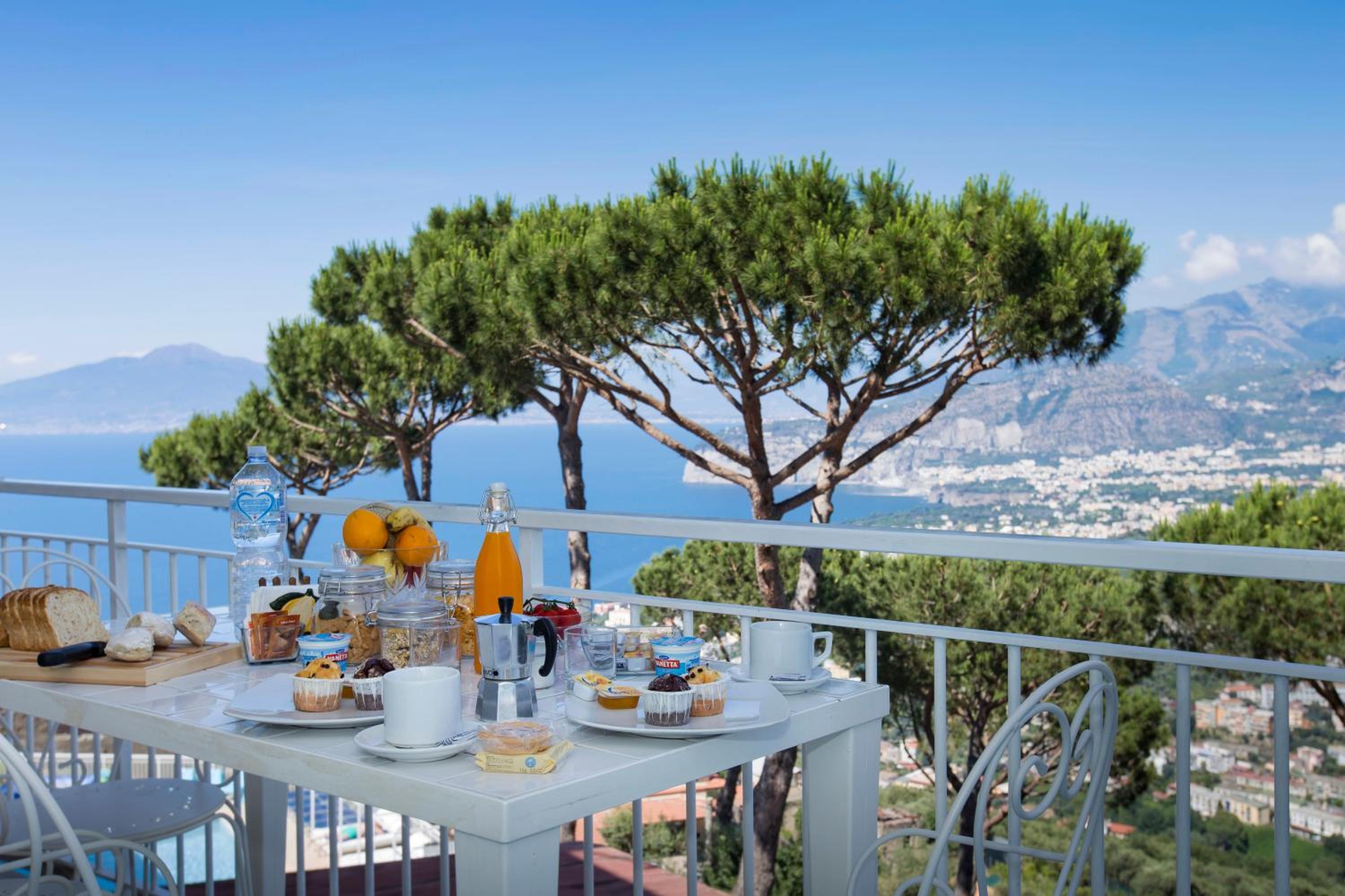 Studio with Balcony and Sea View (2 Adults) - Photo 4