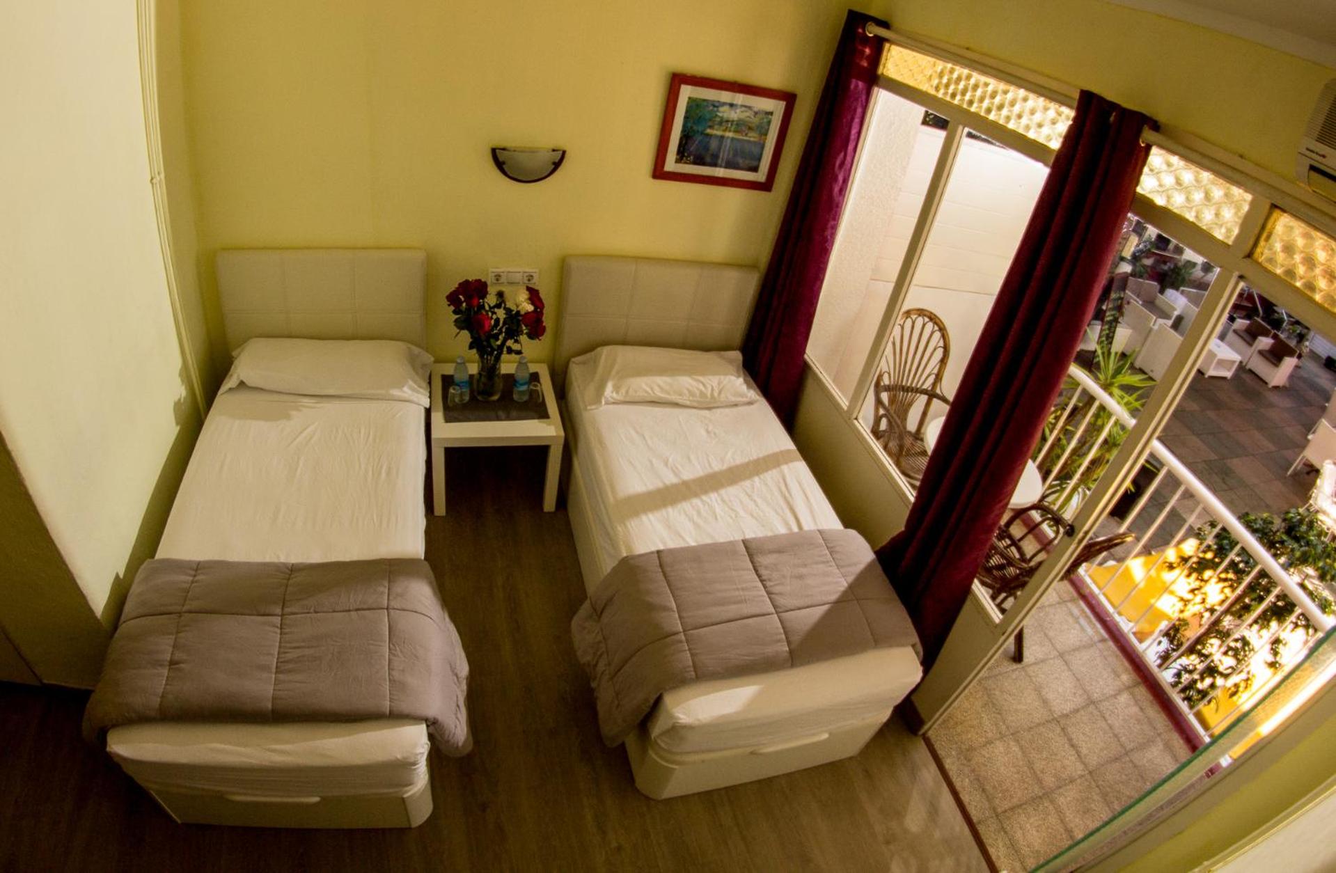 Twin Room thumbnail 6