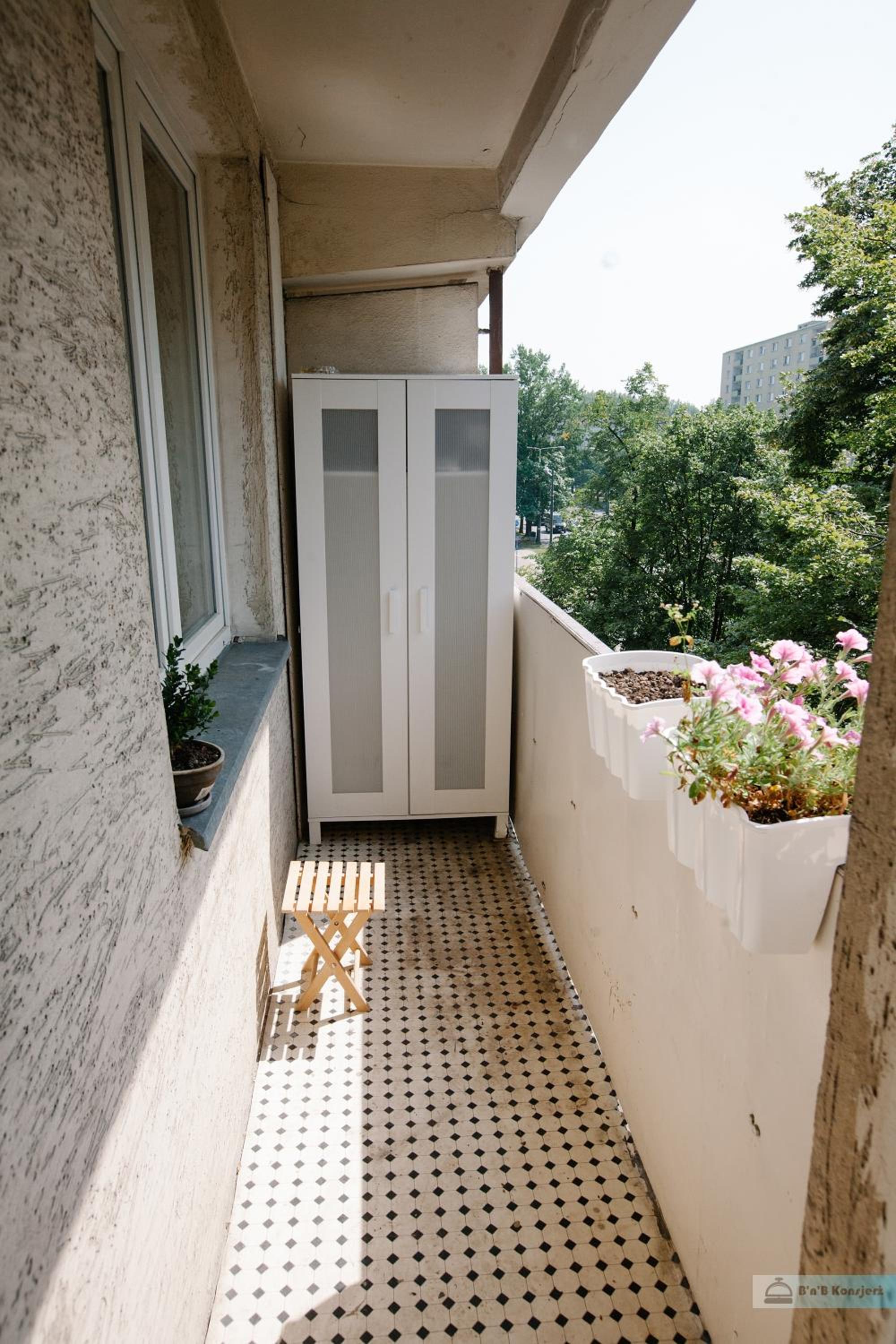 Apartment with Balcony - Photo 4