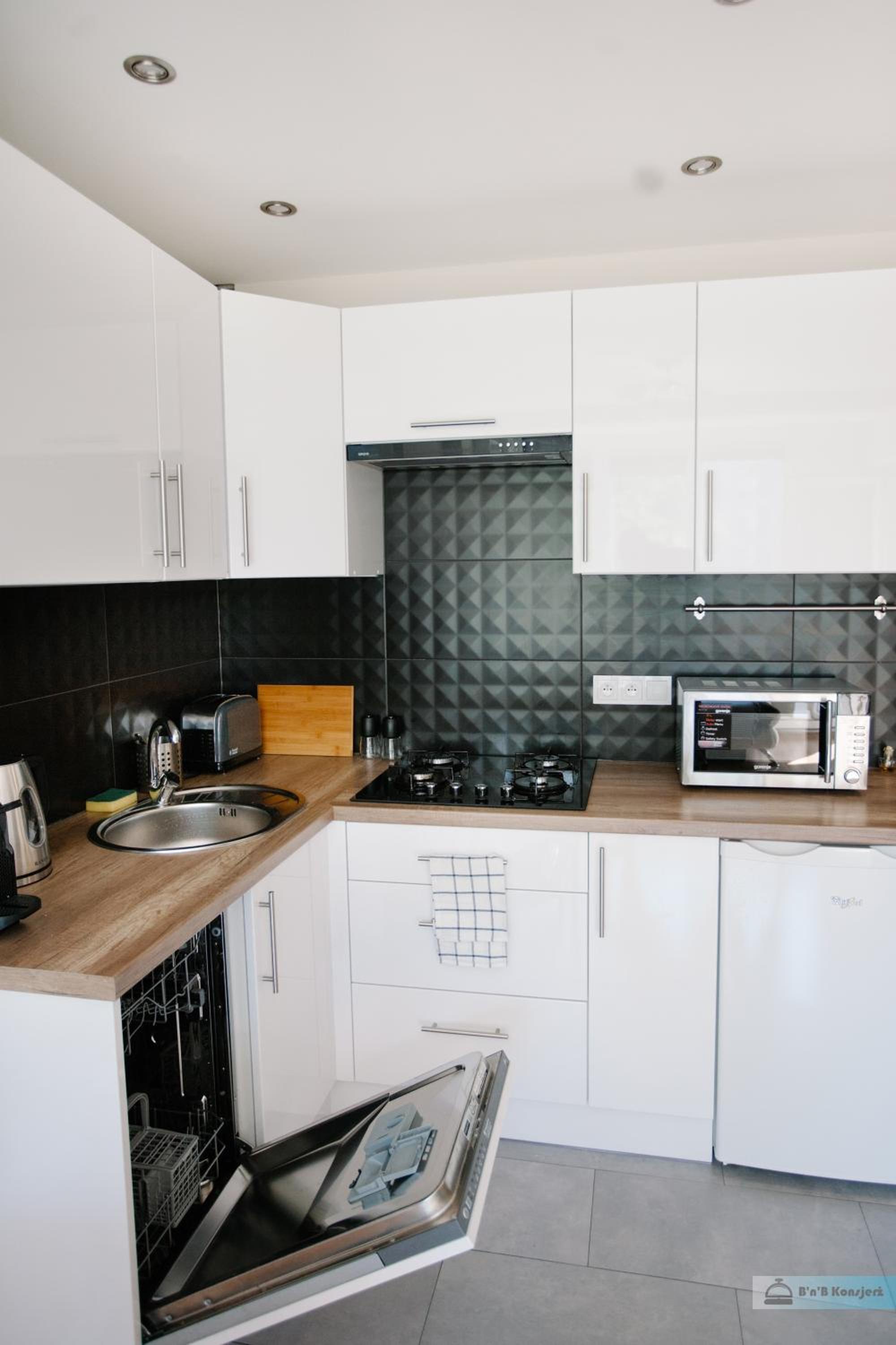 Apartment with Balcony - Photo 9
