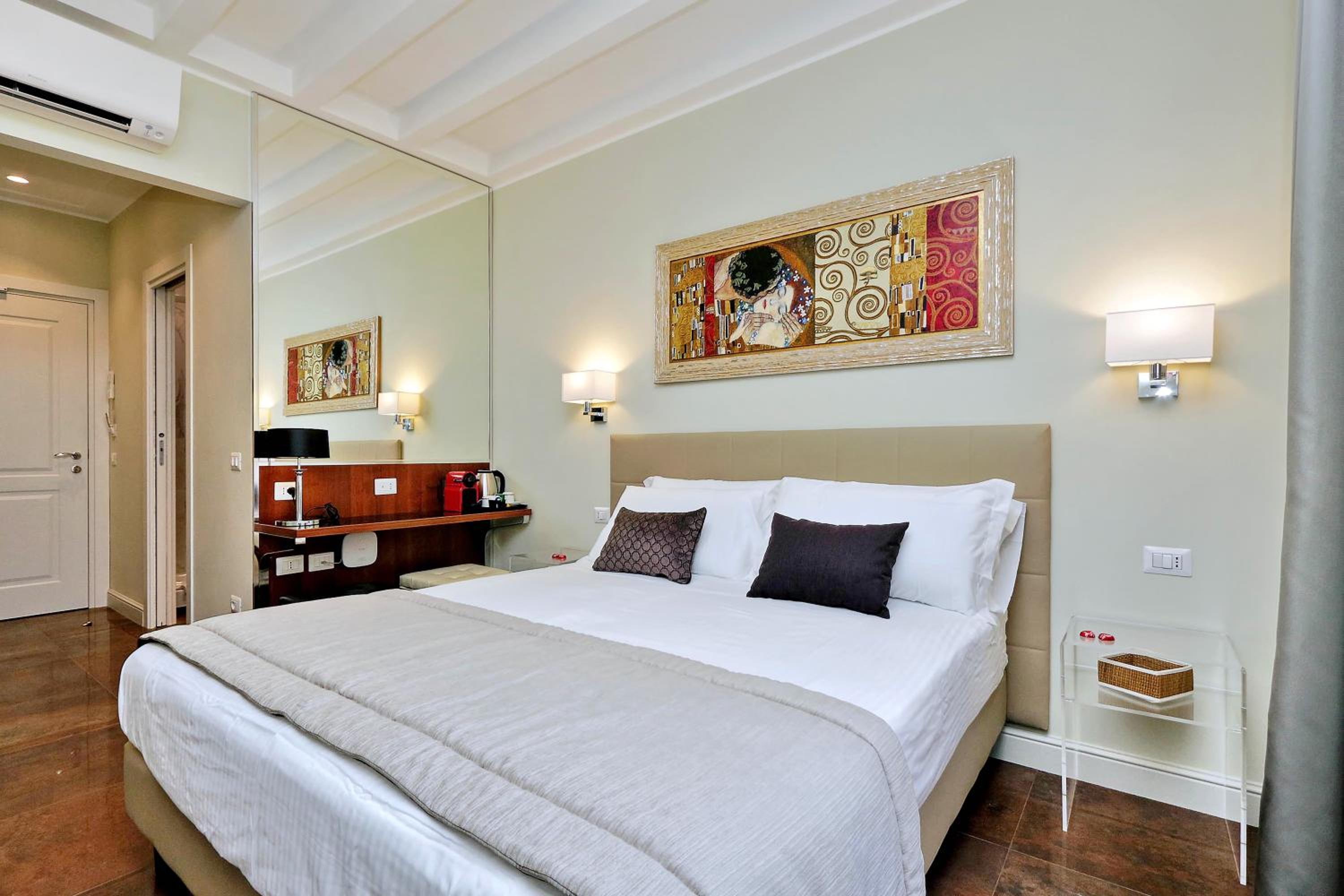 Deluxe Double or Twin Room with City View photo 1